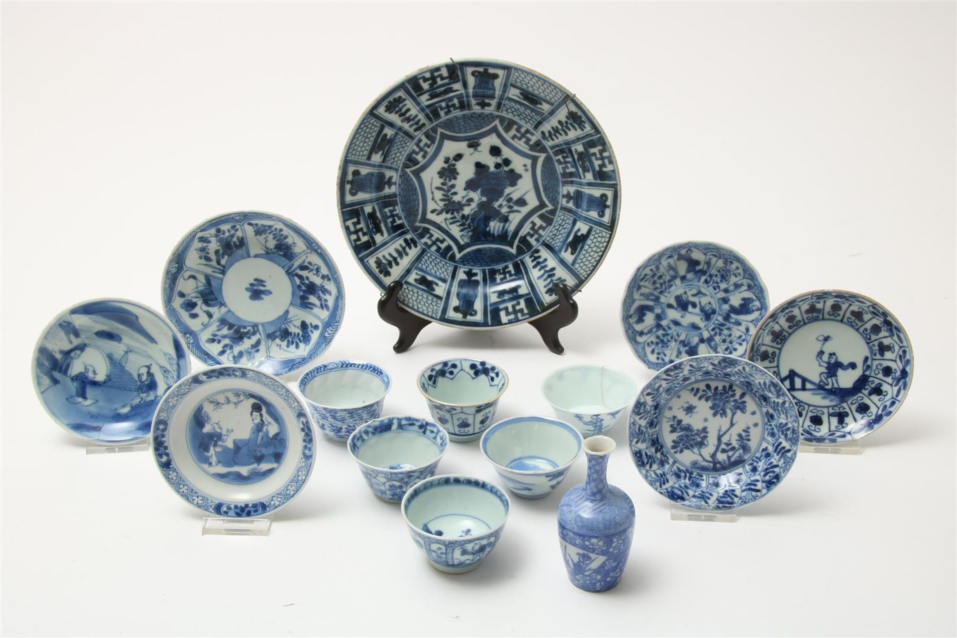 Lot of various porcelain, China, 18th/19th century, saucer with figures in a garden, various cups