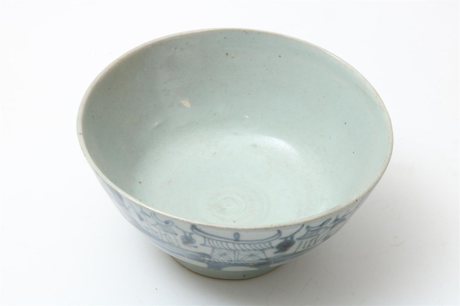 Lot of 5 porcelain dishes (edge flakes) and 4 various saucers, including The Nanking Cargo and Ming, - Image 10 of 19