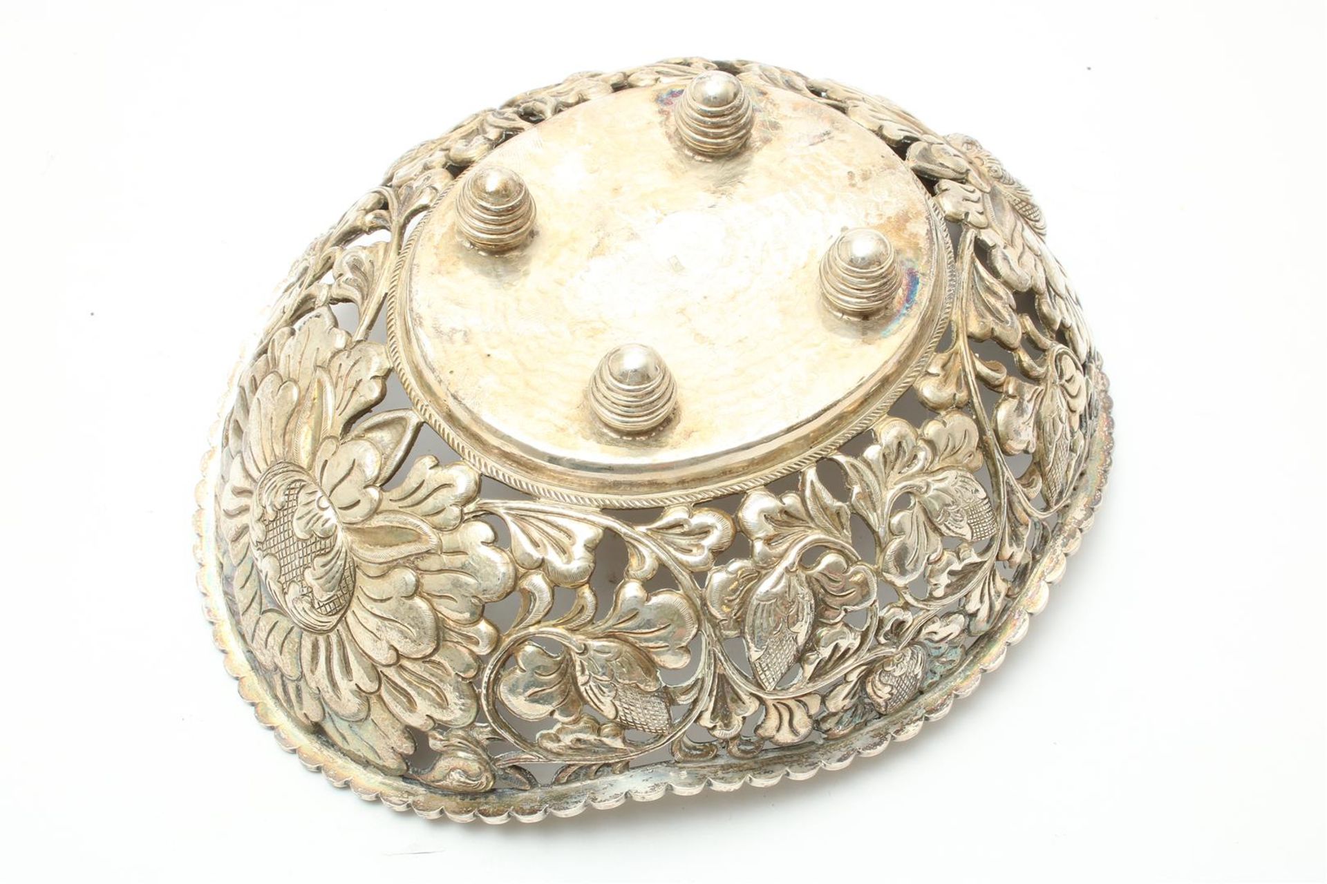 Djokja silver bowl decorated with flowers, marked P.H. h. 8, w. 20, d. 17 cm. - Image 3 of 4