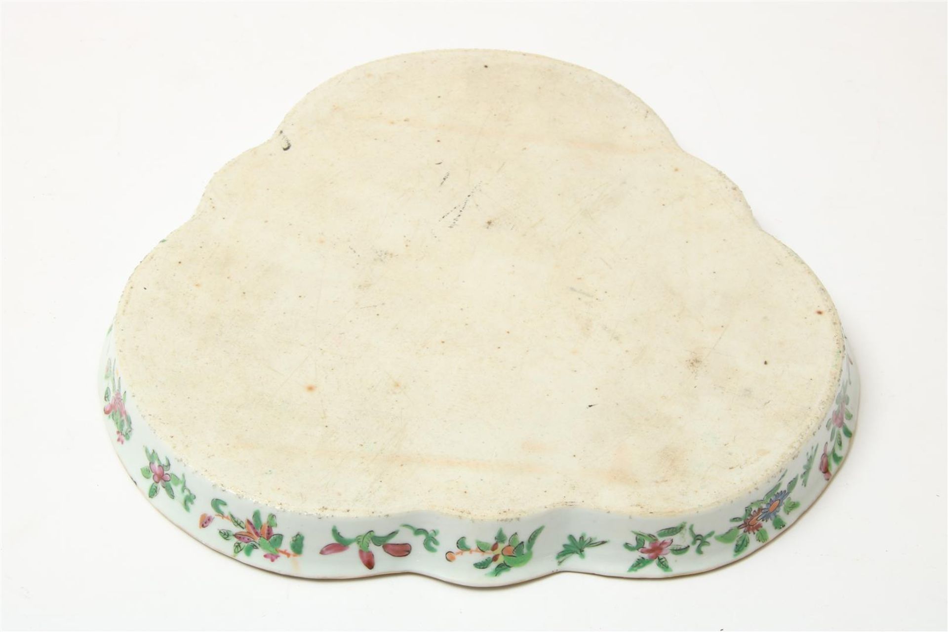 Polychrome porcelain tray, triangular with raised edge and depiction of birds, butterflies, - Image 4 of 4