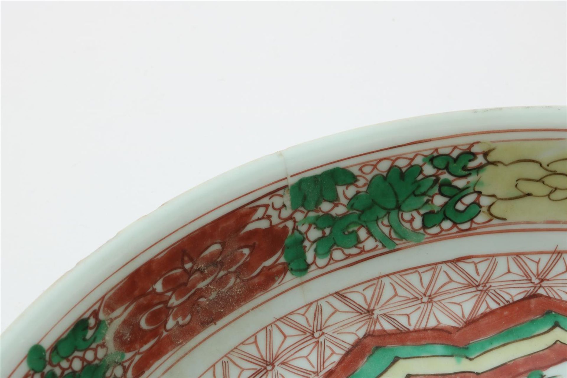 Porcelain Kangxi round dish with Famille Verte decor, diam. 33.5 cm. China, 18th century (with - Image 5 of 6