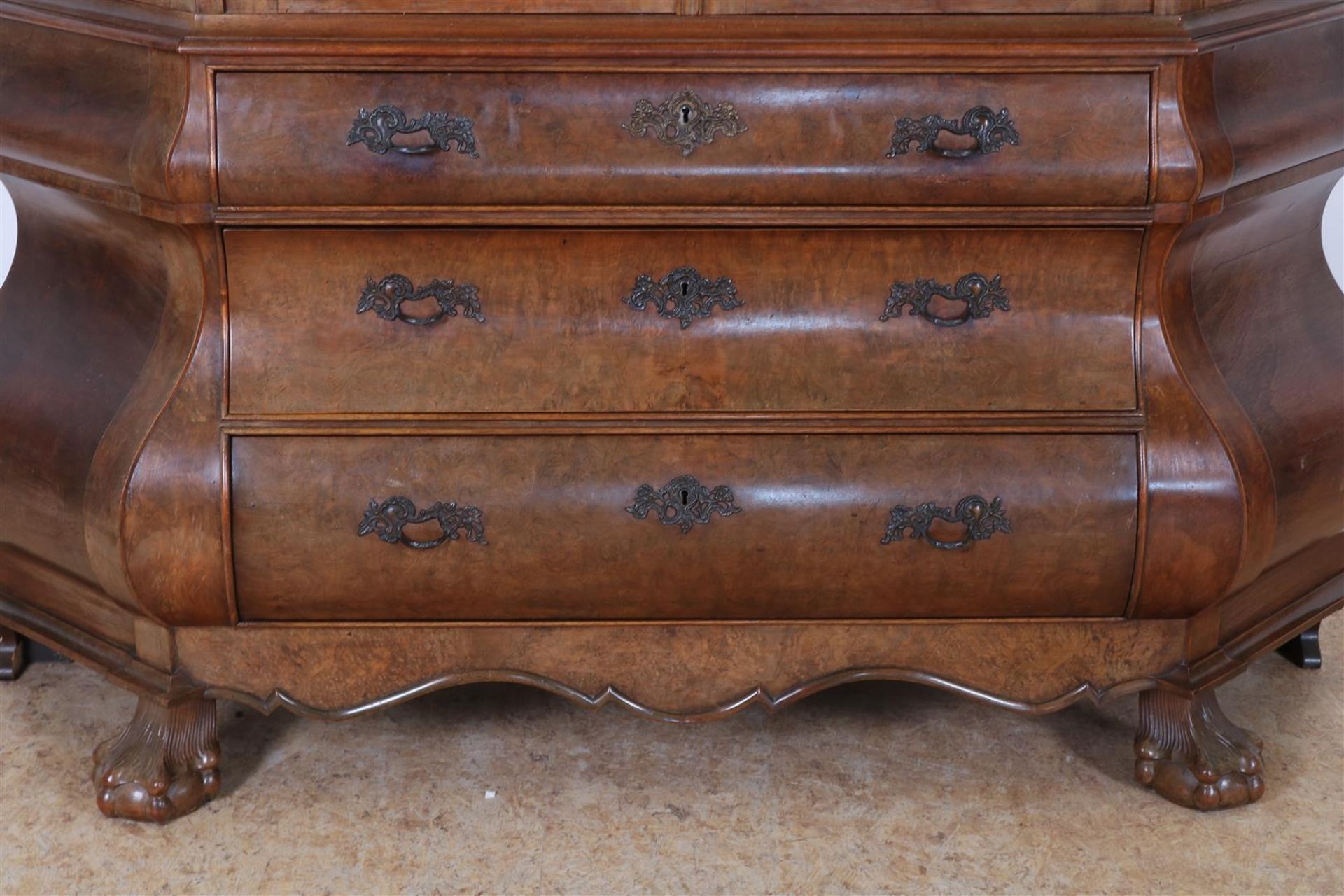 Burl walnut veneered Louis XV style china cabinet  - Bild 4 aus 5