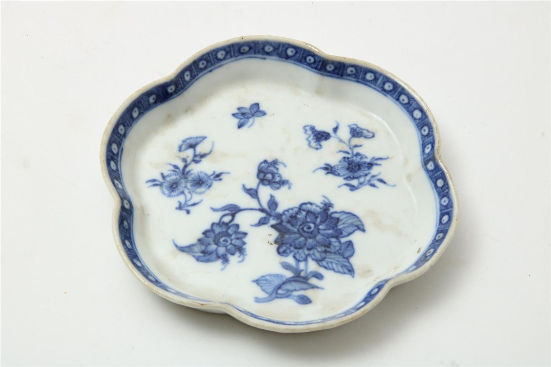 Porcelain pattipan decorated with flowers, China Cheng Lung 18th century, diam. 13cm.