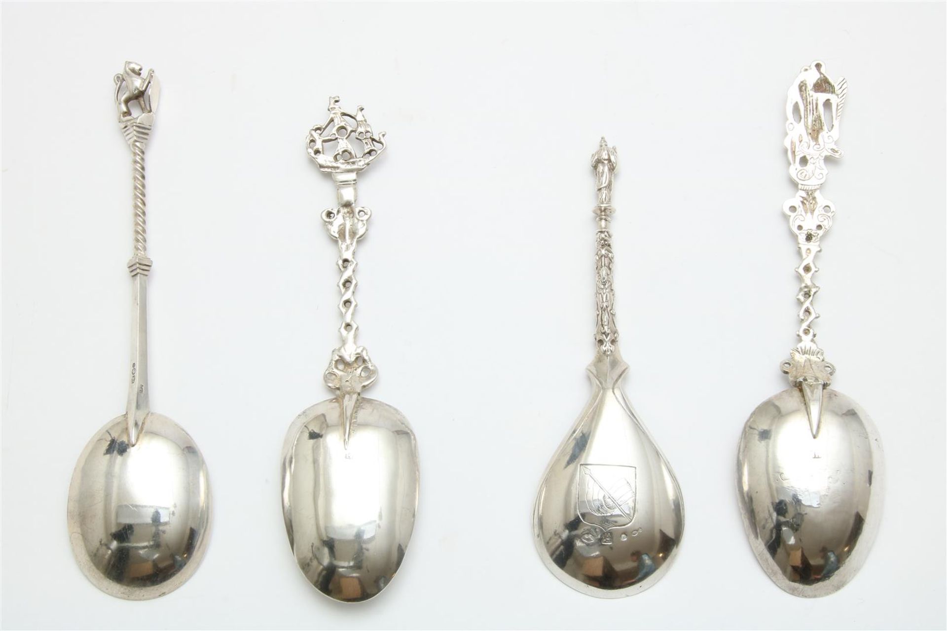 Lot with 4 silver memorial spoons, including crowned with lion, apostle, boat, maternal love, - Image 2 of 2