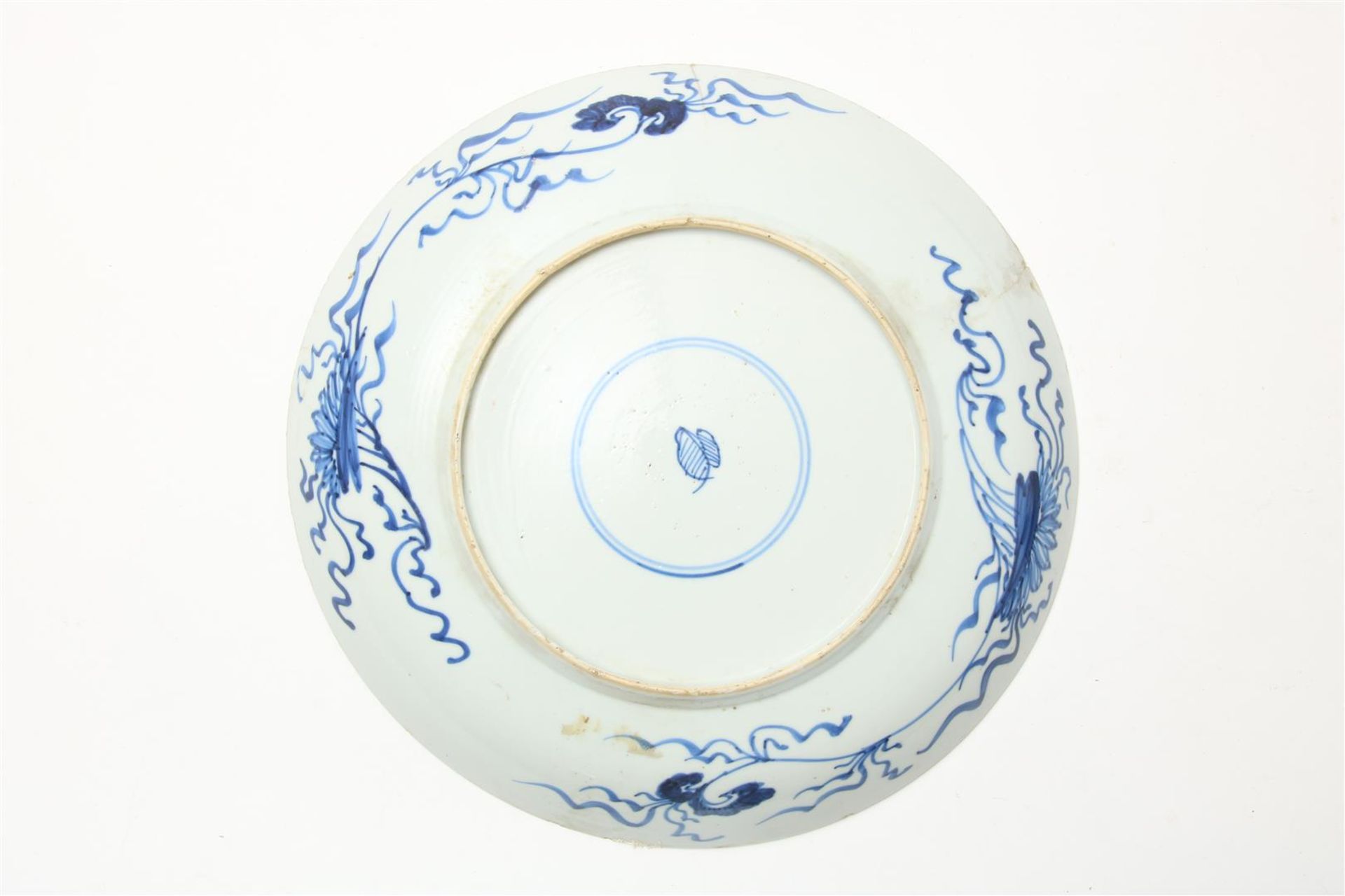 Porcelain Kangxi dish with Aster pattern decor, mark with Artemisia leaf, China 18th century, - Image 3 of 4