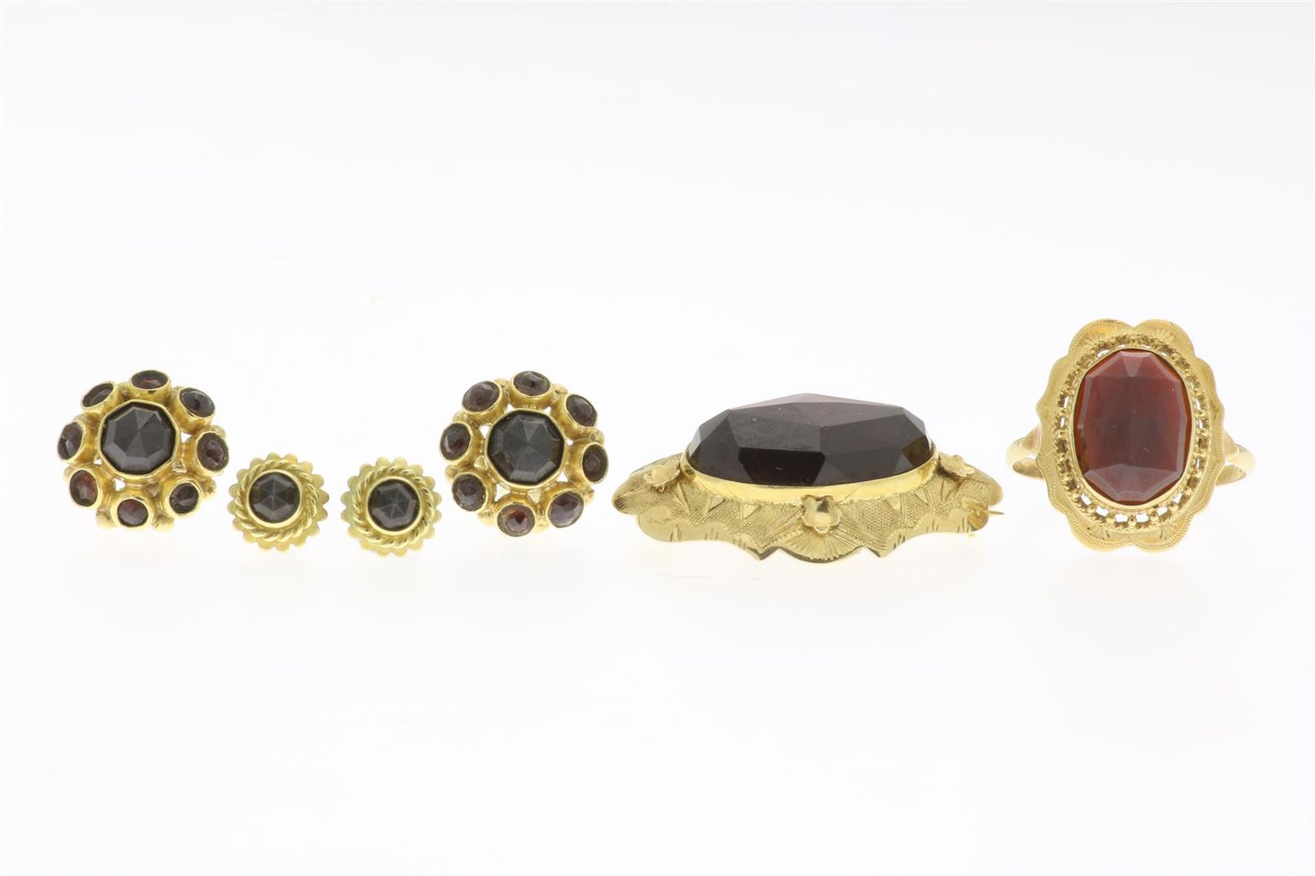 Lot of gold work including ear studs, brooch and ring set with garnet, gross weight 14.6 gr. Various
