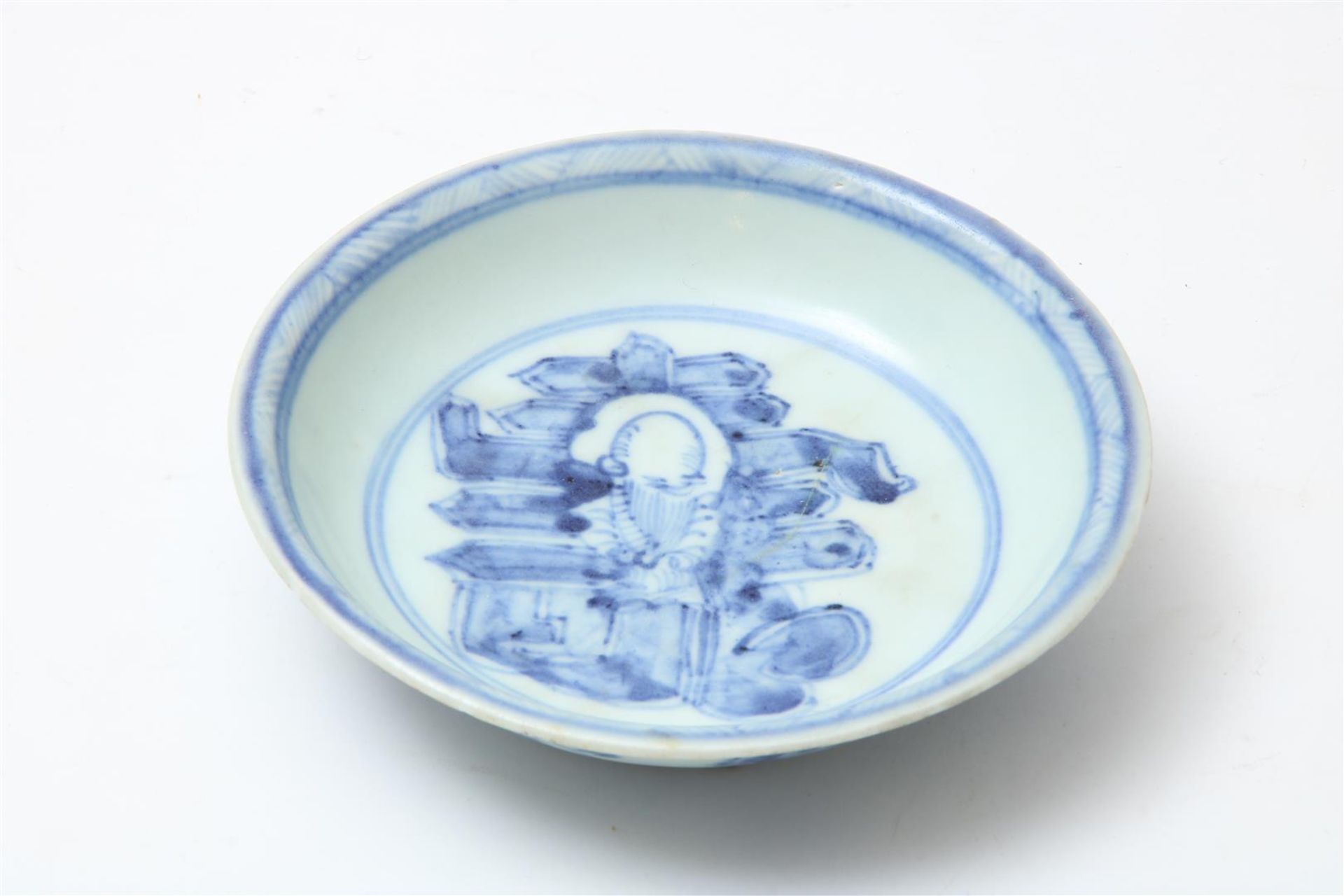 Lot of 5 porcelain dishes (edge flakes) and 4 various saucers, including The Nanking Cargo and Ming, - Image 5 of 19