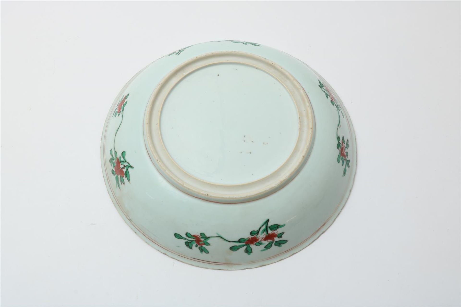 Porcelain Kangxi round dish with Famille Verte decor, diam. 33.5 cm. China, 18th century (with - Image 4 of 6