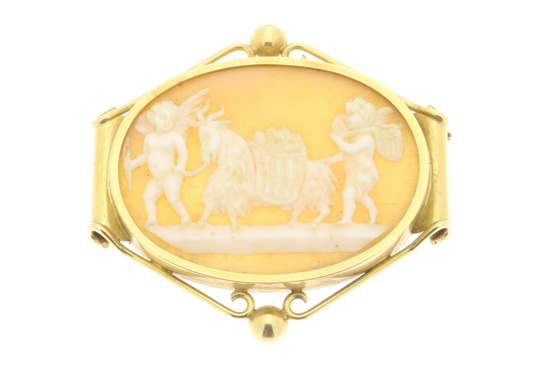 Shell cameo with a decor of Putti and a goat set in an oval gold pin brooch, alloy 585/000, 3 x 4