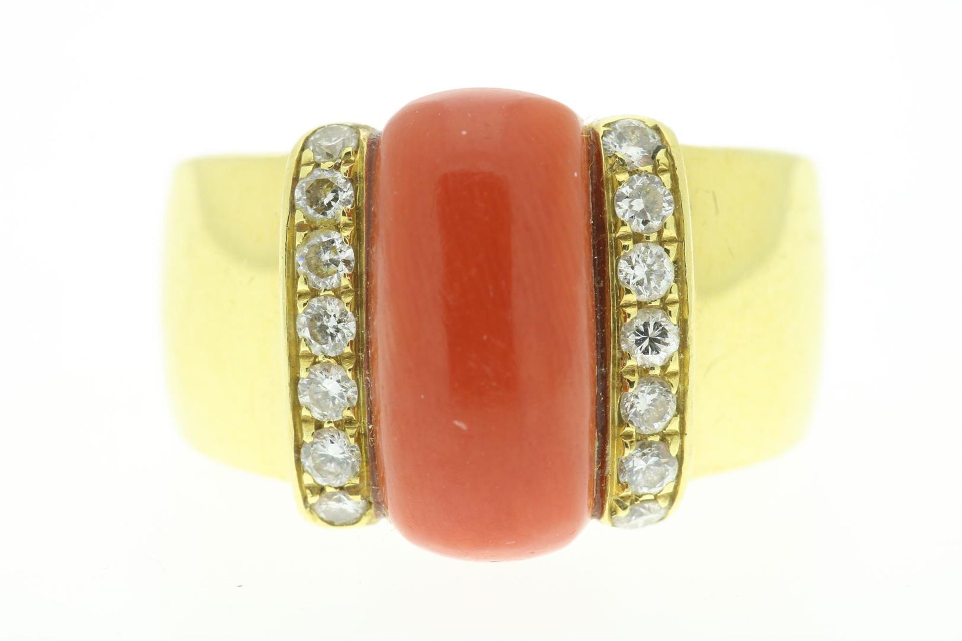 Yellow gold ring set with red coral and diamond, alloy 585/000, gross weight 10 gr.