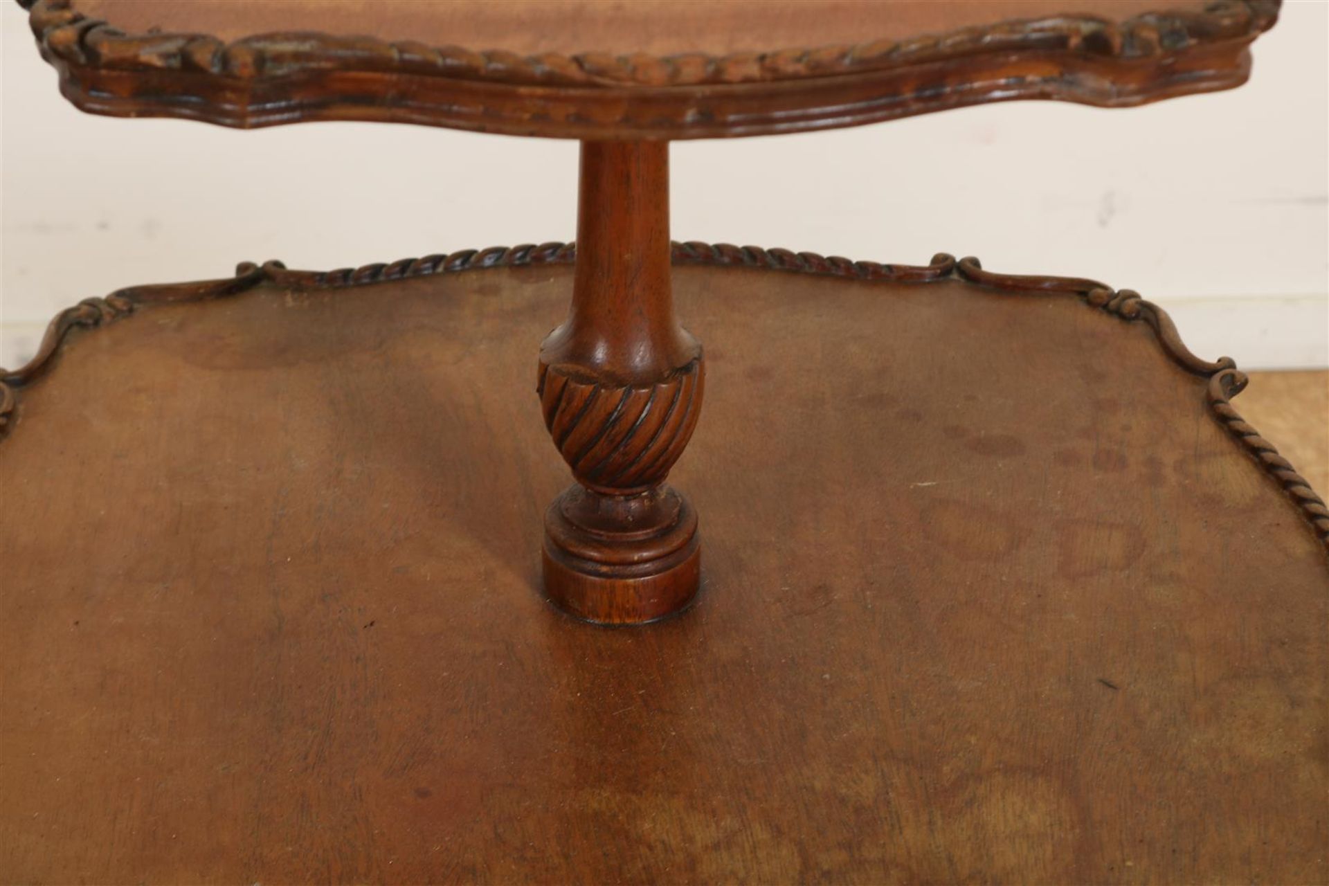 Set mahogany etagere side tables - Bild 2 aus 5
