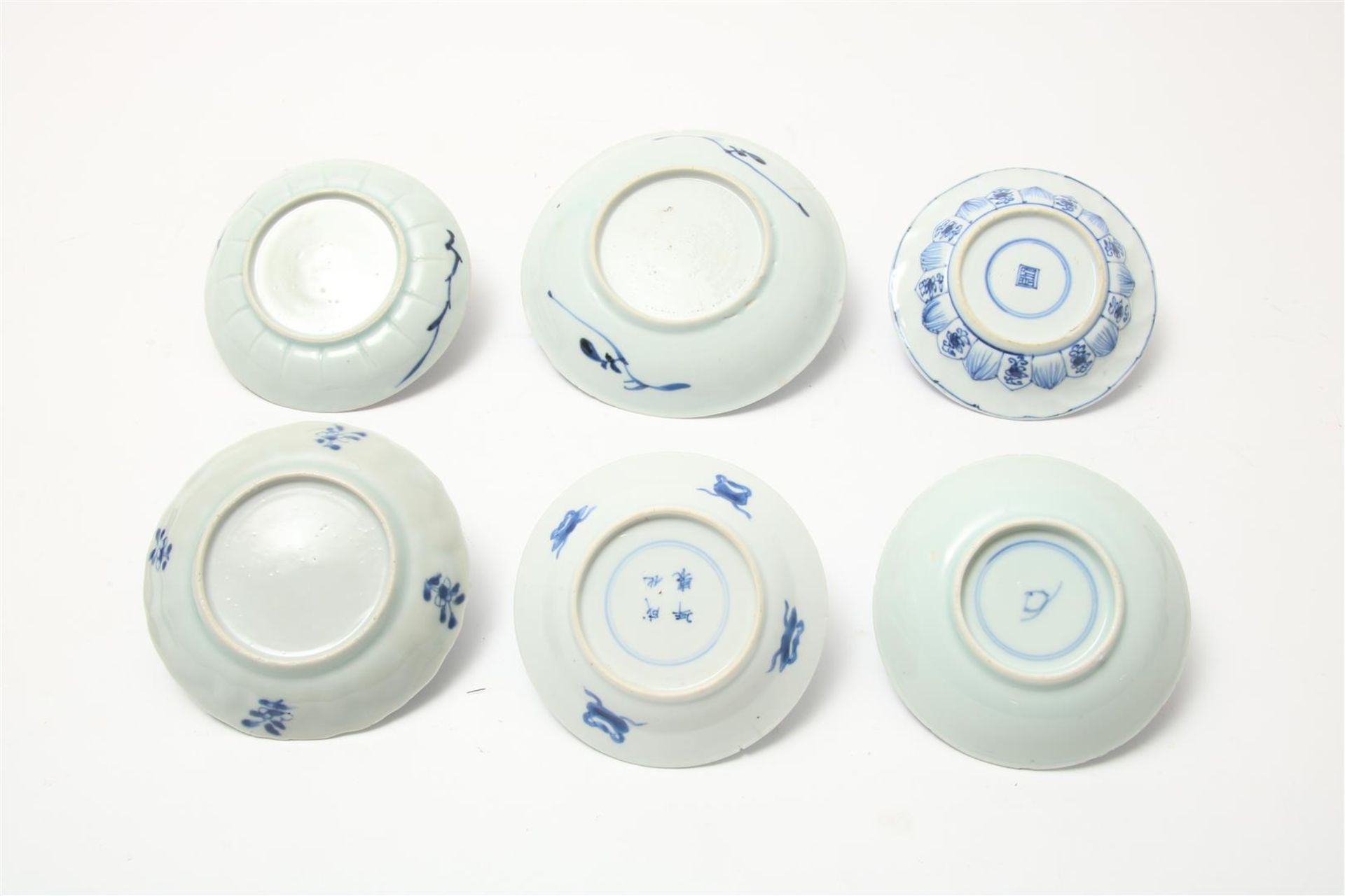 Lot of various porcelain, China, 18th/19th century, saucer with figures in a garden, various cups - Image 3 of 4