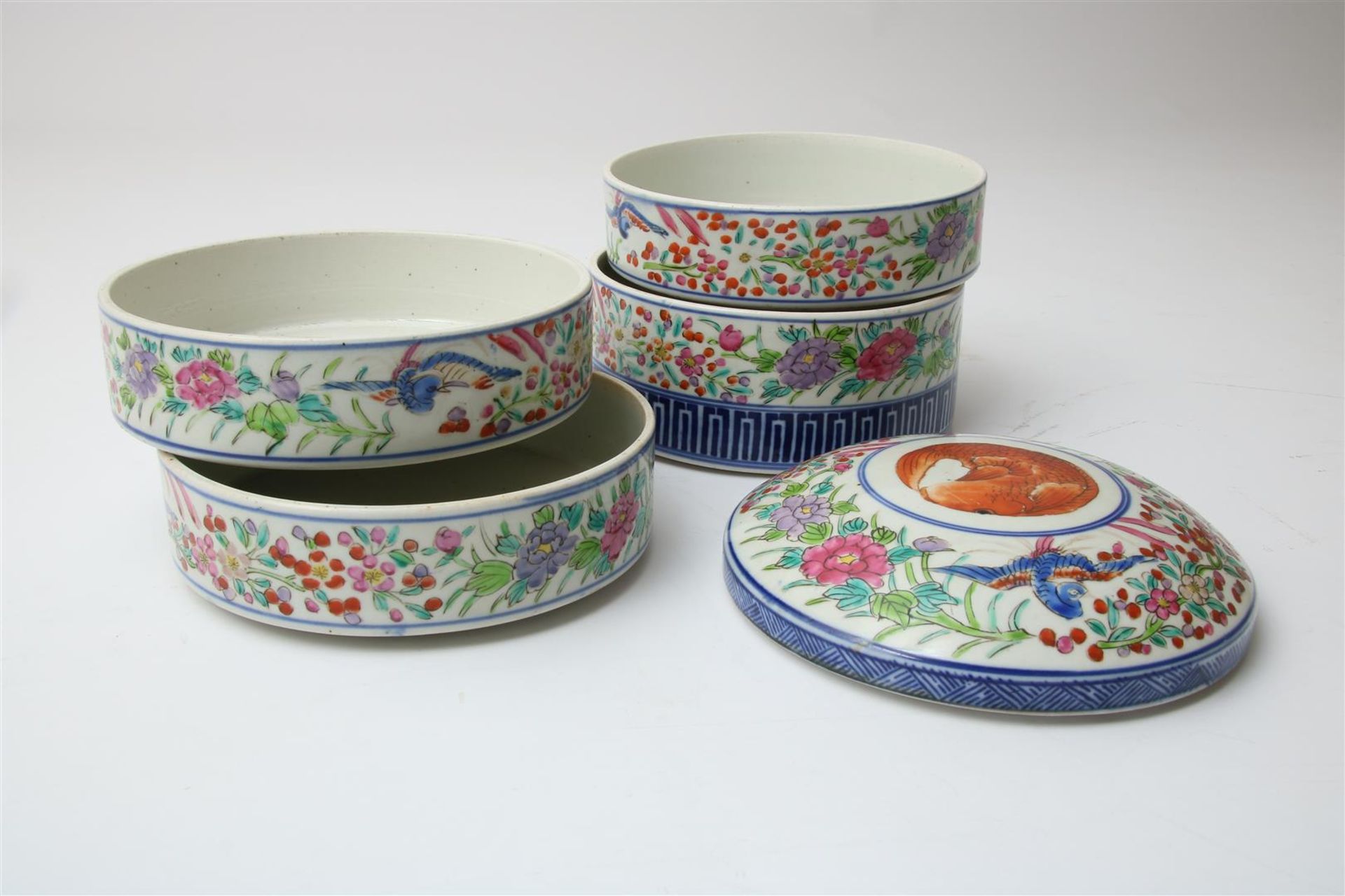Polychrome porcelain tingkat painted with flowers and phoenixes, consisting of 4 layers, on the - Image 2 of 5