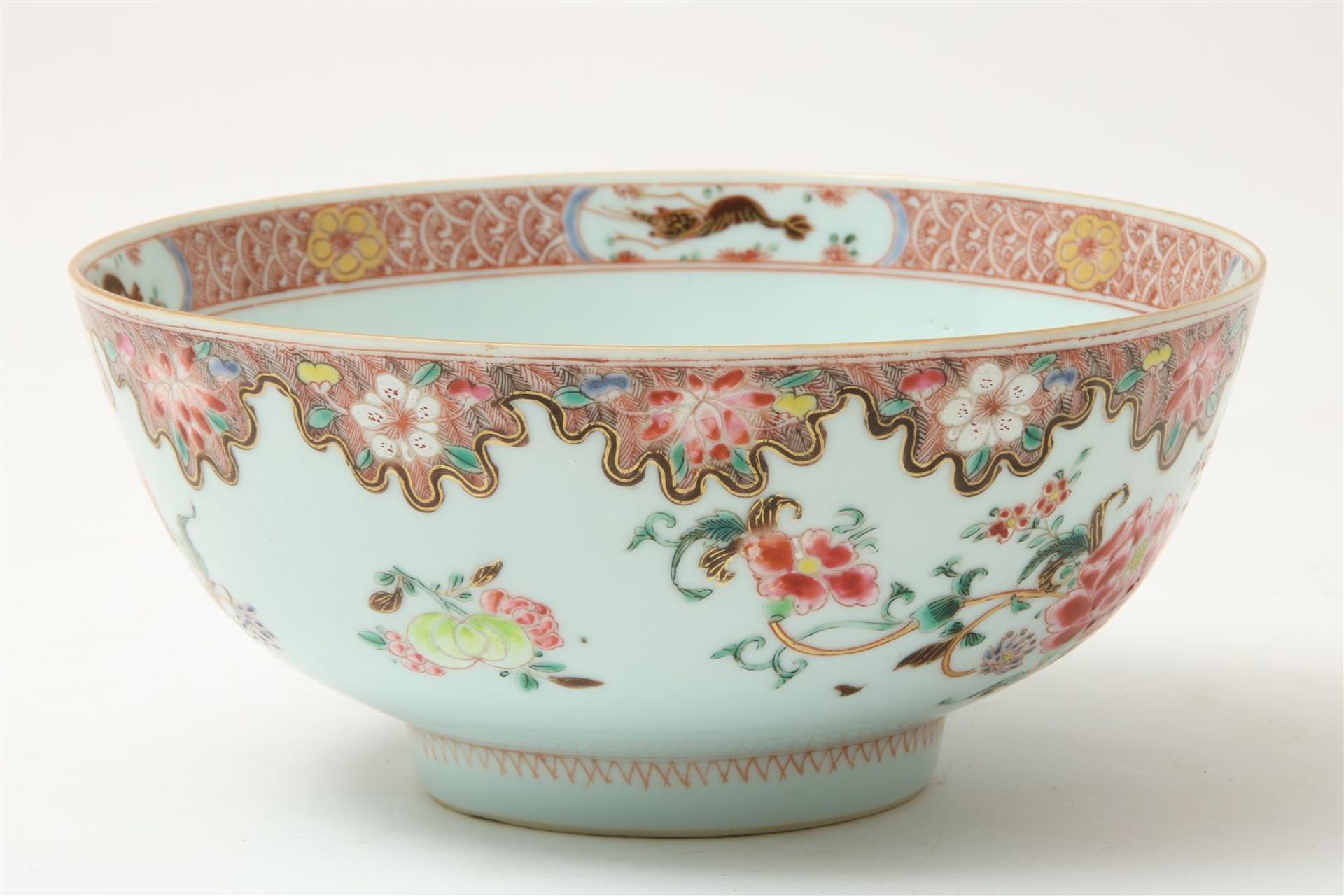 Porcelain Famille-Rose bowl decorated with gold, the interior with flower decoration under the rim
