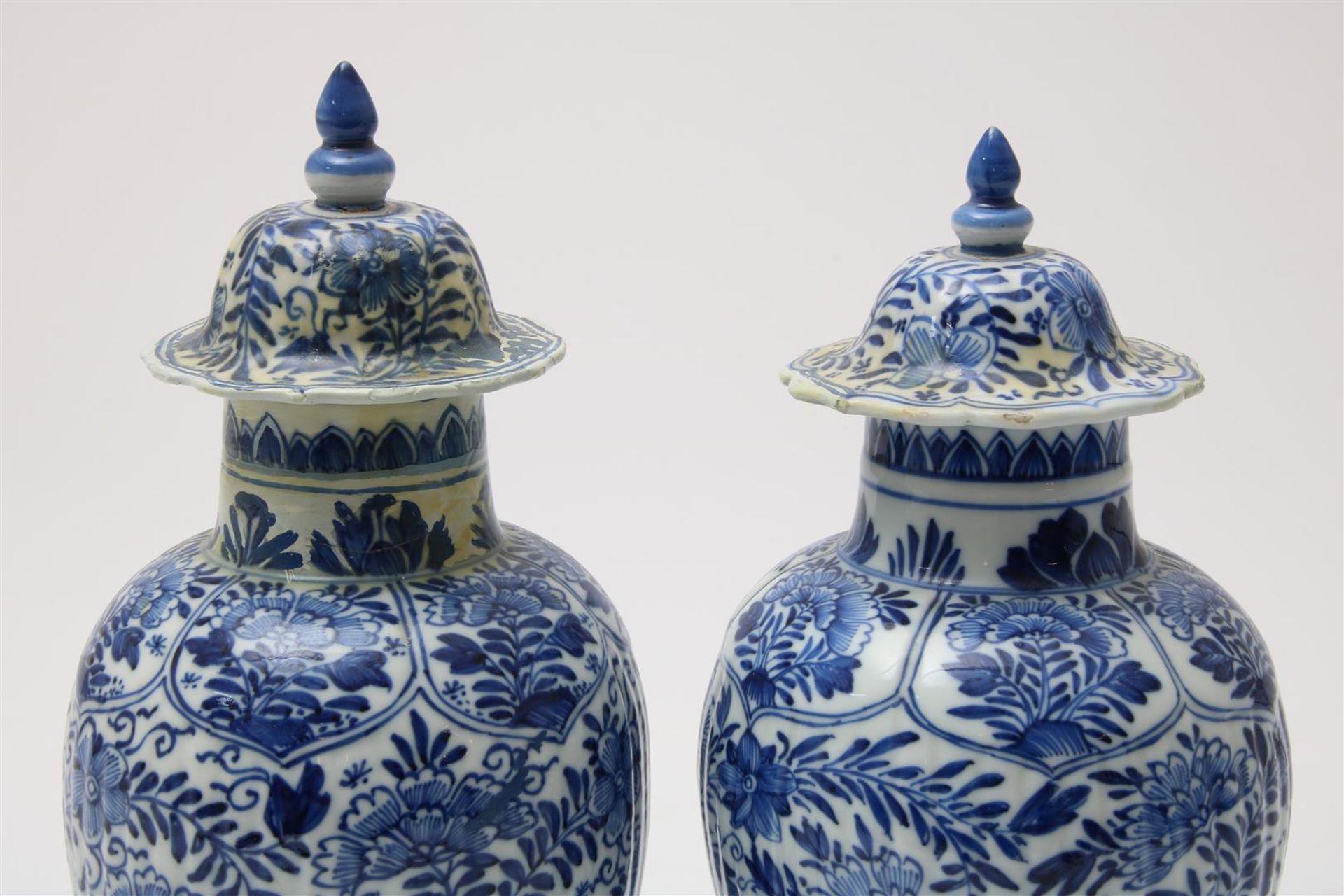 Set of porcelain baluster-shaped lidded vases with cartouches and flowering shrubs decoration, China - Image 2 of 9