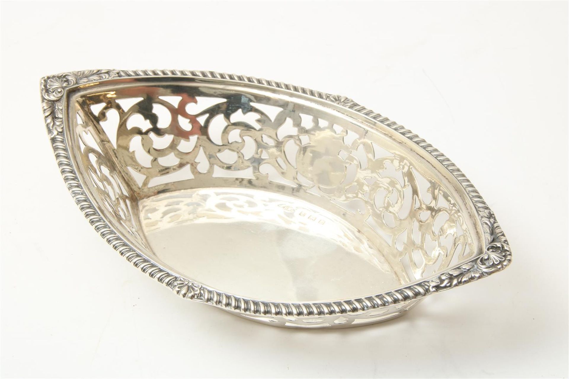 Silver openwork basket with cable border, Birmingham 1921. br.wt. 91 gr. - Image 2 of 5
