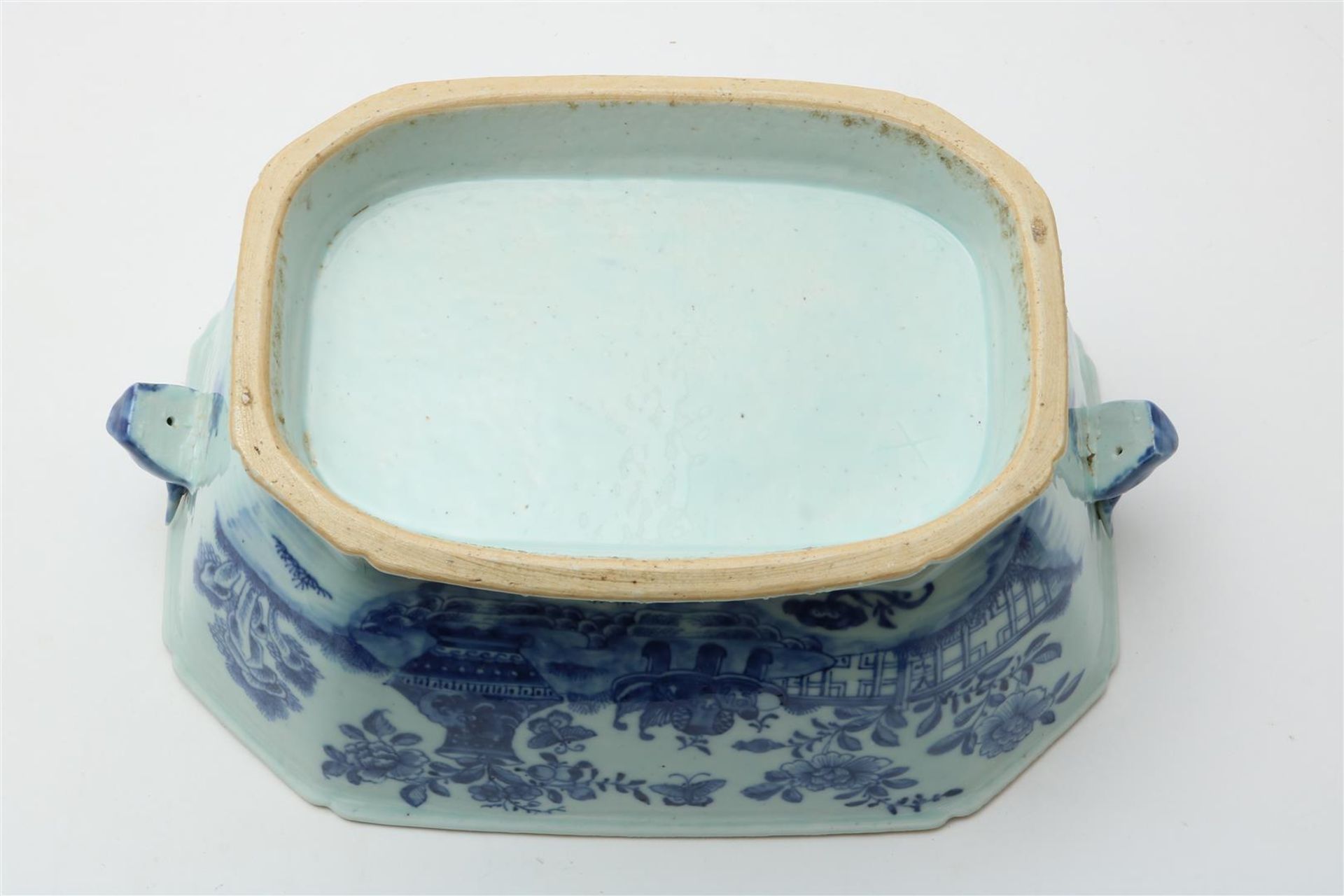 Porcelain Qianlong tureen under cover on a dish decorated with flowers in a landscape, China 18th - Image 10 of 10