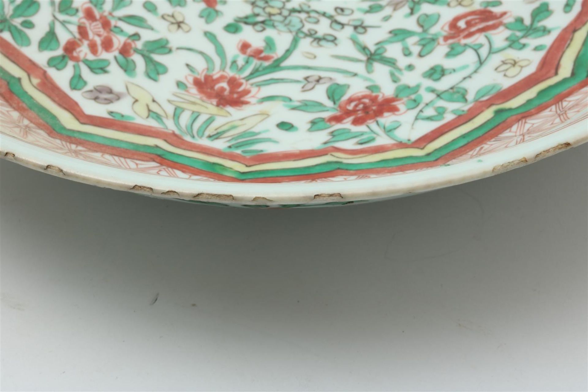 Porcelain Kangxi round dish with Famille Verte decor, diam. 33.5 cm. China, 18th century (with - Image 6 of 6
