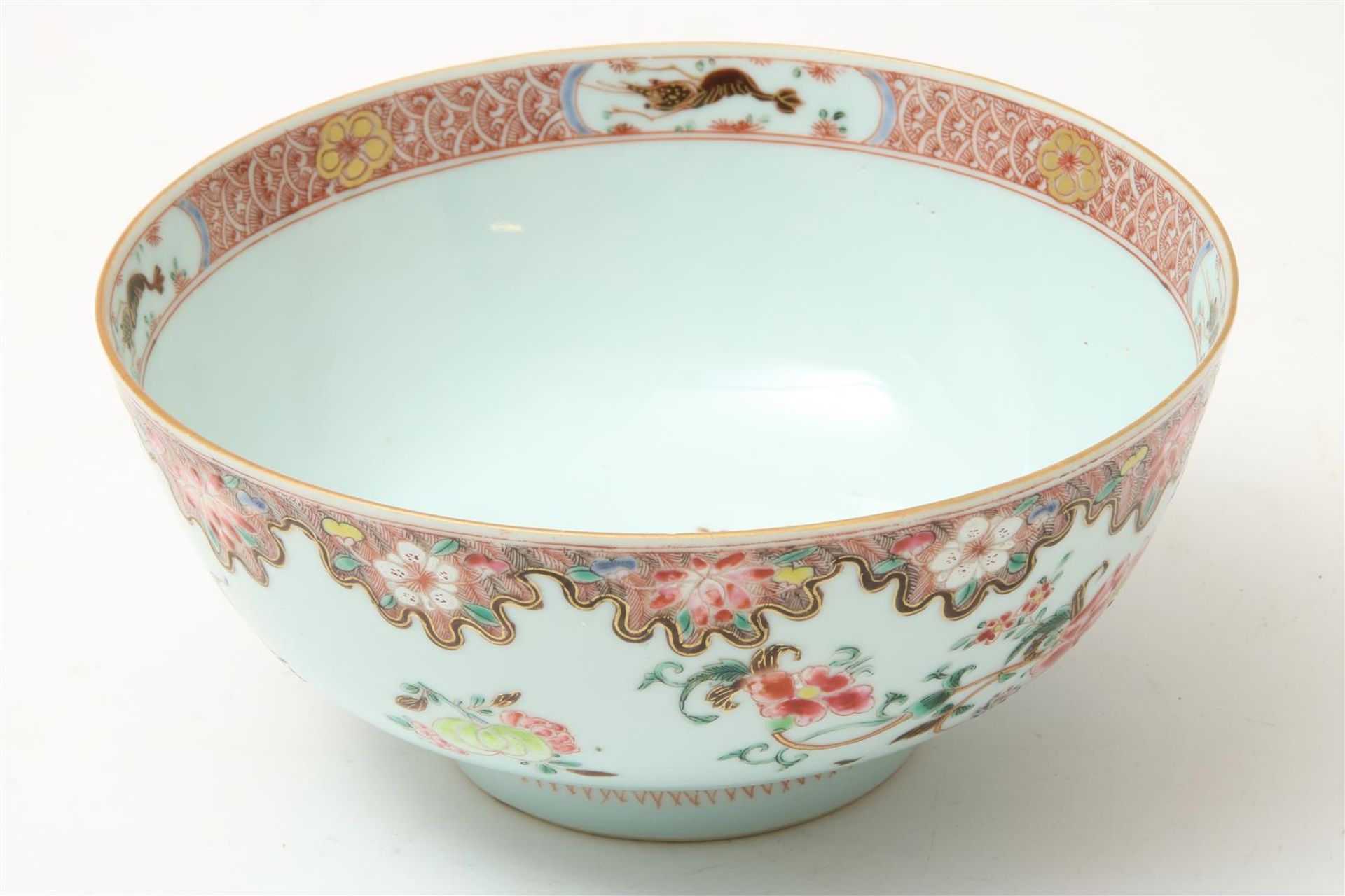 Porcelain Famille-Rose bowl decorated with gold, the interior with flower decoration under the rim - Image 2 of 4