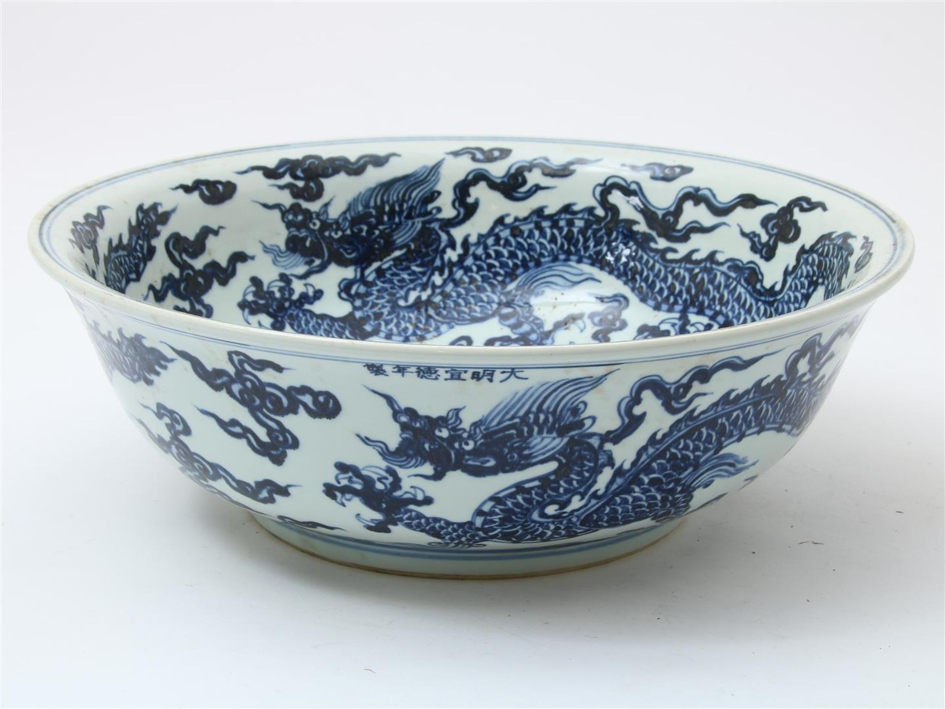 Porcelain bowl with decor of 5-toed dragons