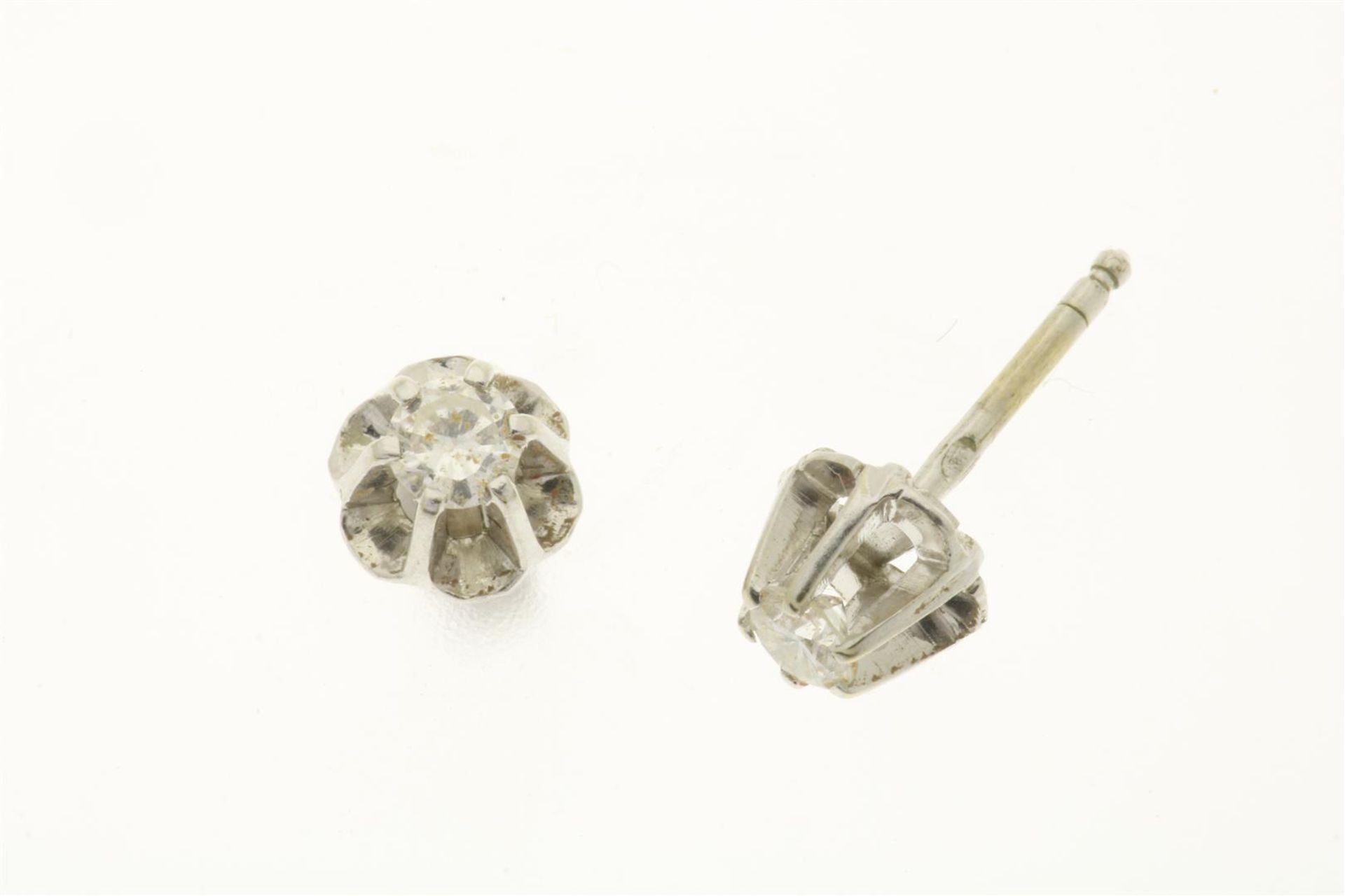 White gold solitaire earstuds