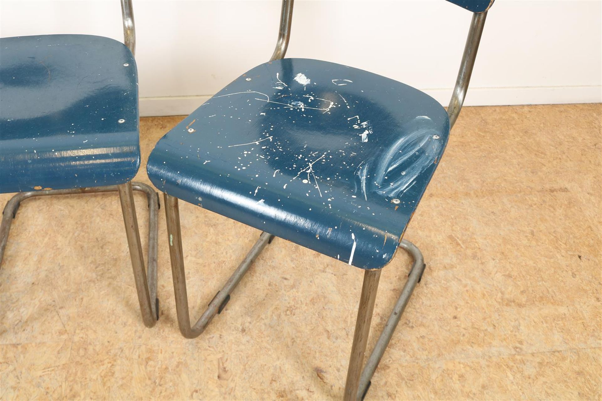 Series of 4 chrome tube Gispen chairs with blue wooden seat and backrest, model 107, produced - Image 3 of 4