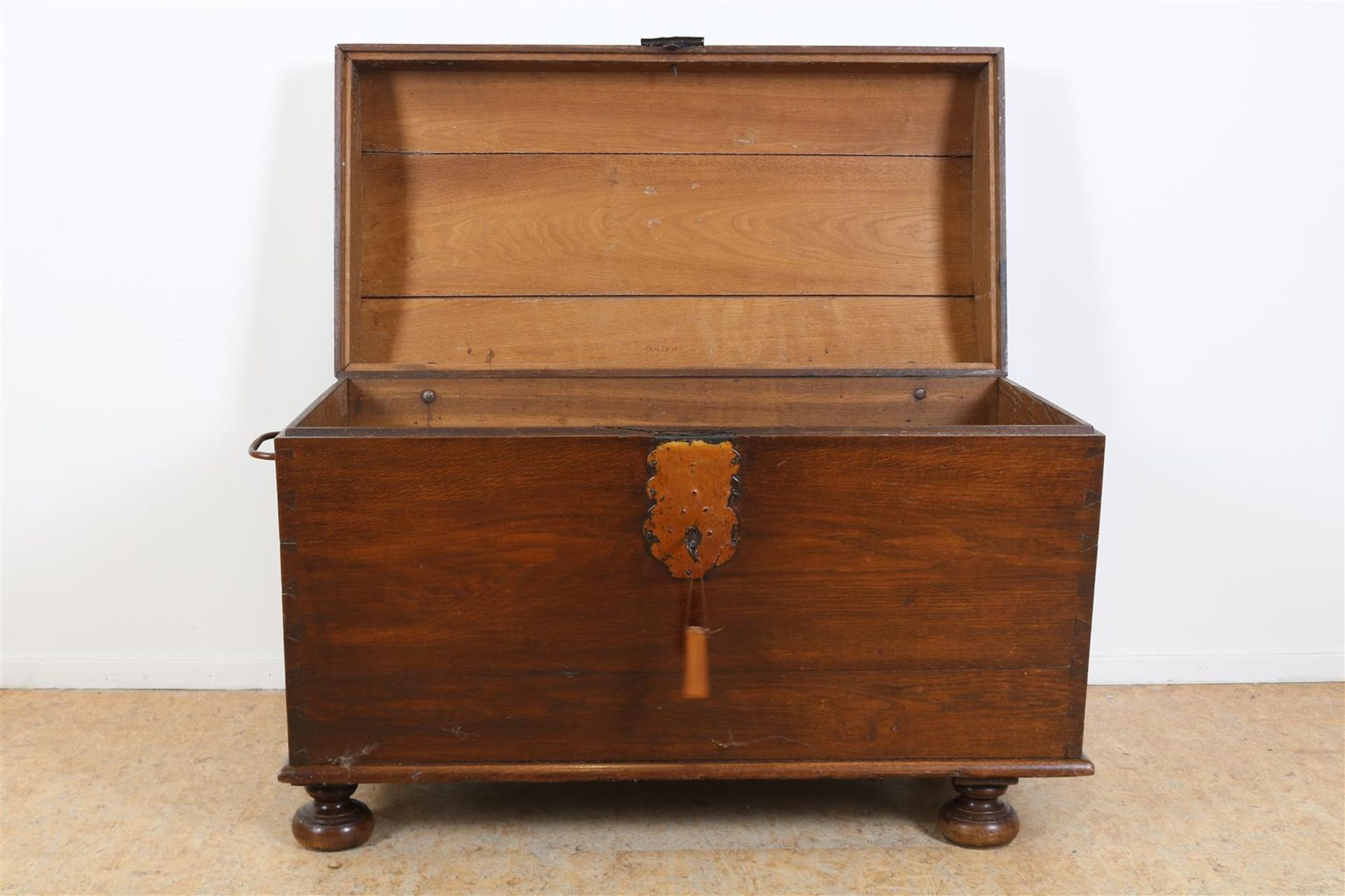 Oak blanket chest with convex lid and iron hinges and closing plate on loose convex legs, h. 71, - Image 3 of 4