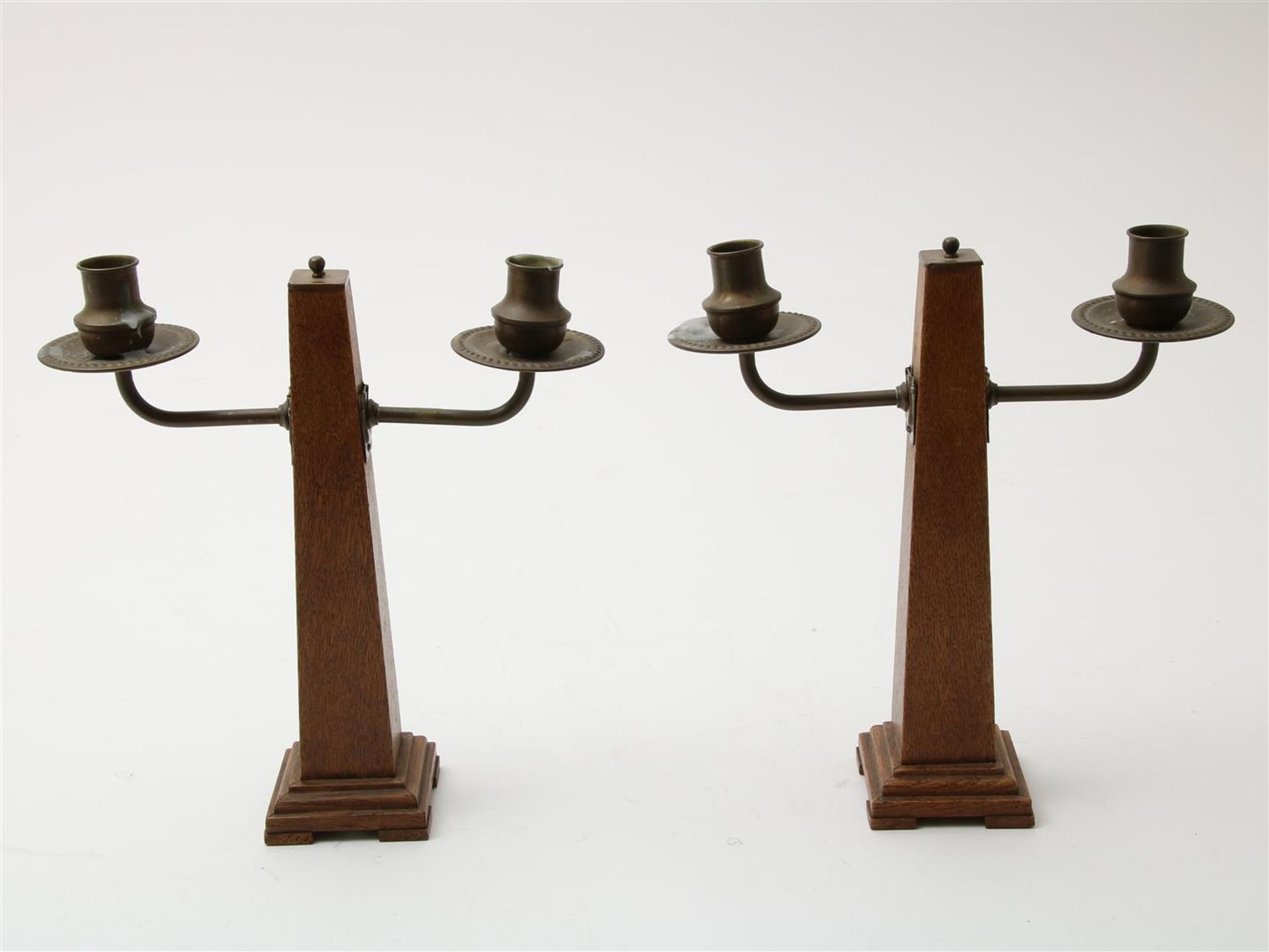 Set of oak Amsterdam school candlesticks in obelisk shape with 2 copper candle holders, ca. 1925, h.