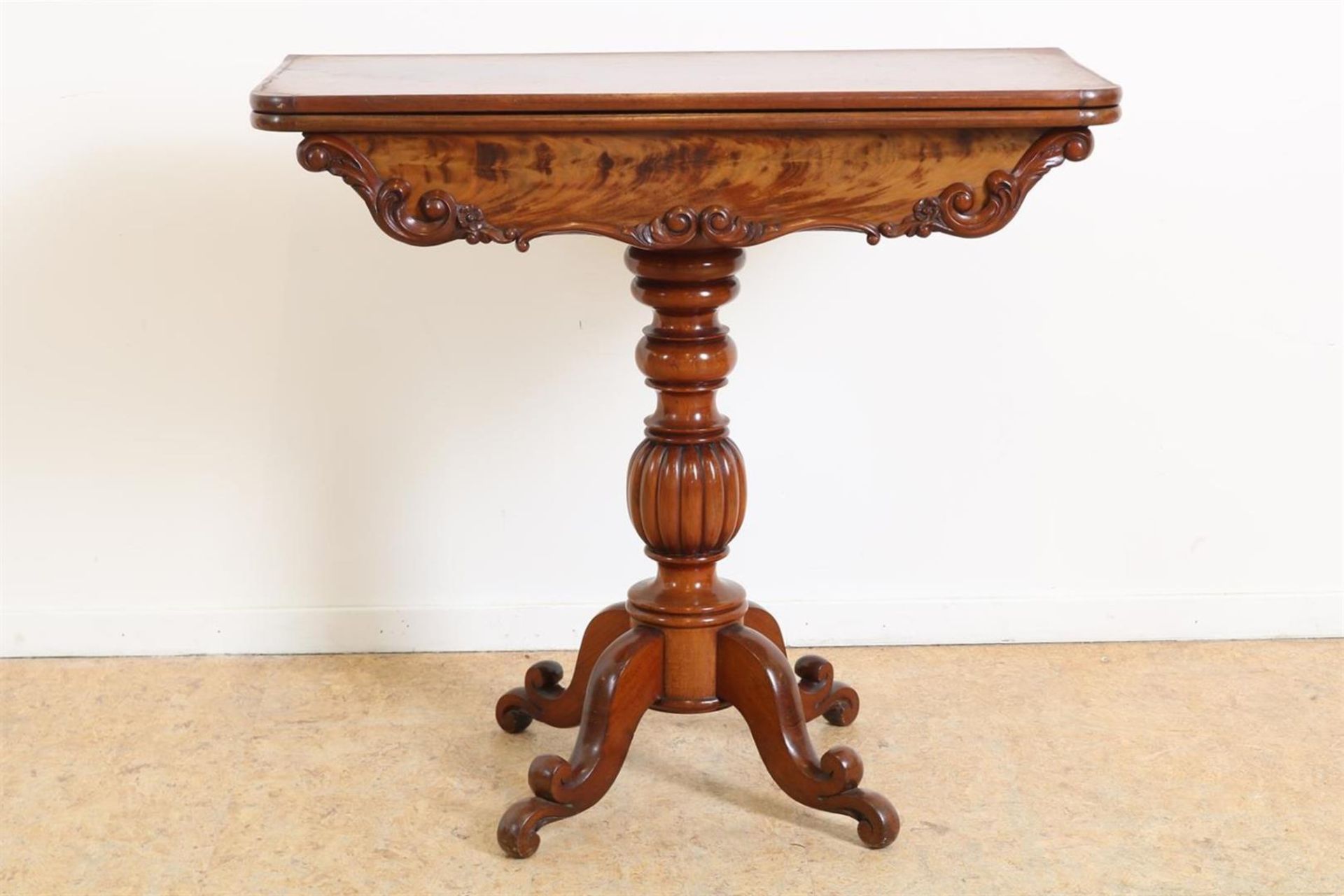 Mahogany gaming table on 4 sprant, 19th century, veneer damage to top, h. 76, w. 82, d. 40 cm.