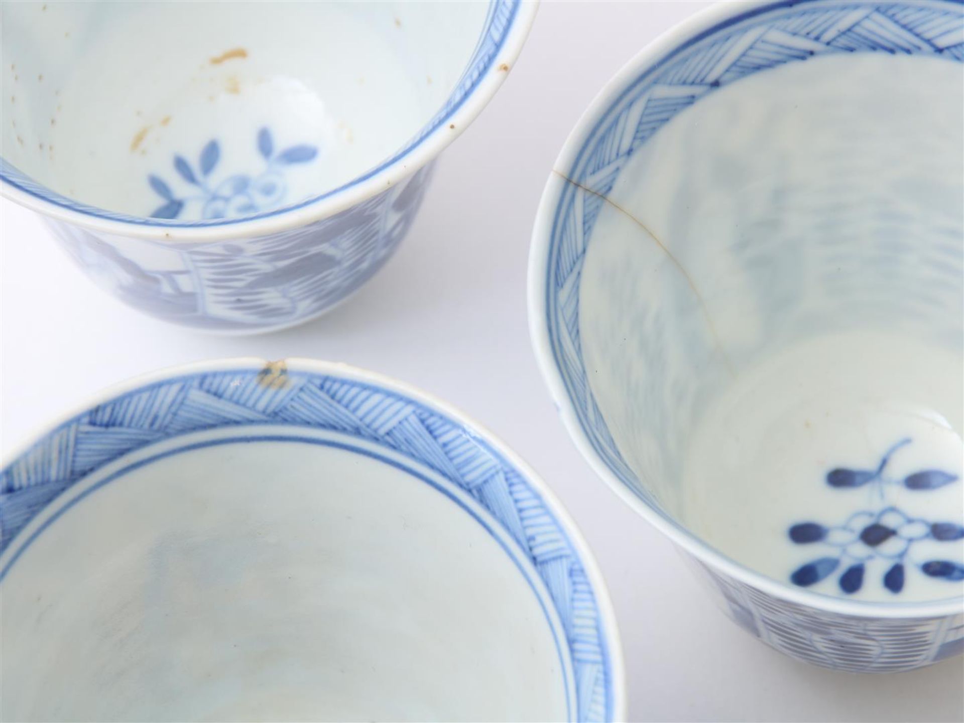 5 porcelain cups (1 hairline and 1 with chip) and six saucers (1 with chip, 1 glued) decorated in - Image 7 of 10