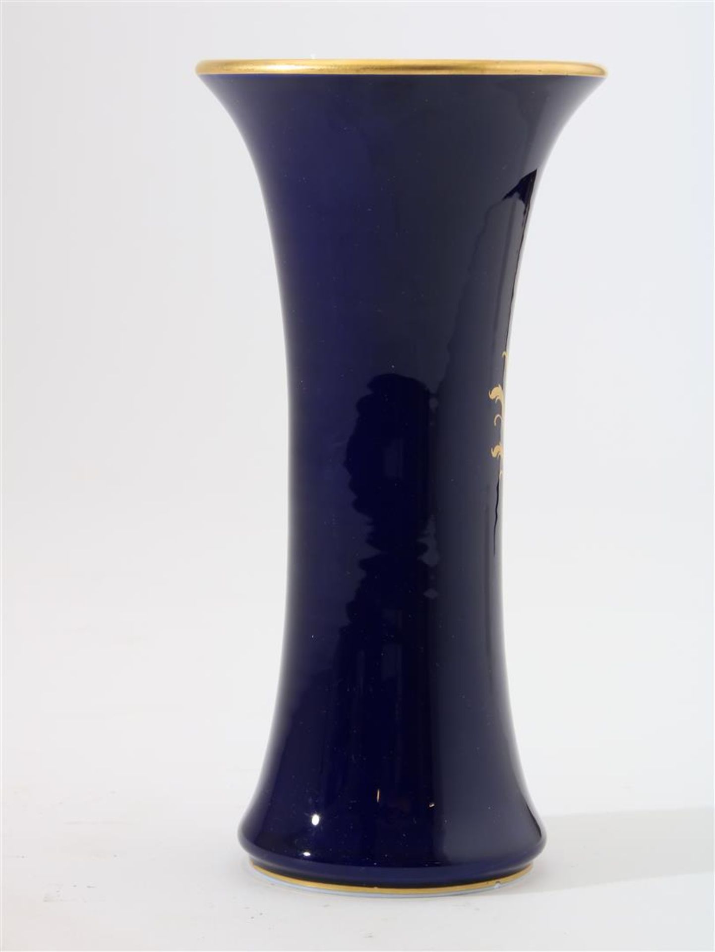 Cylindrical porcelain vase with flower decoration in gold rimmed oval on cobalt blue background, - Image 2 of 4