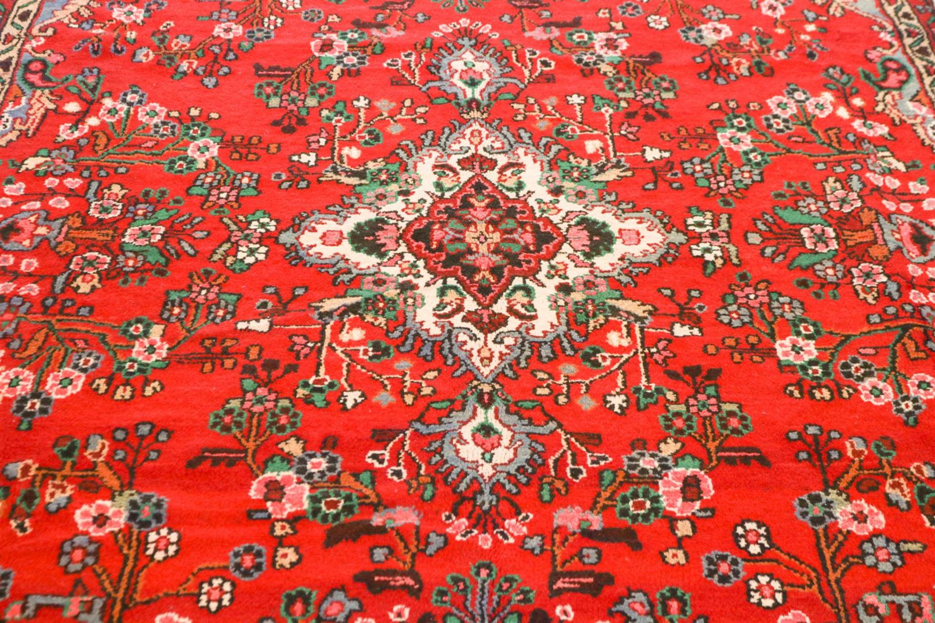 Carpet, Hamadan, 393 x 264 cm. - Image 2 of 2