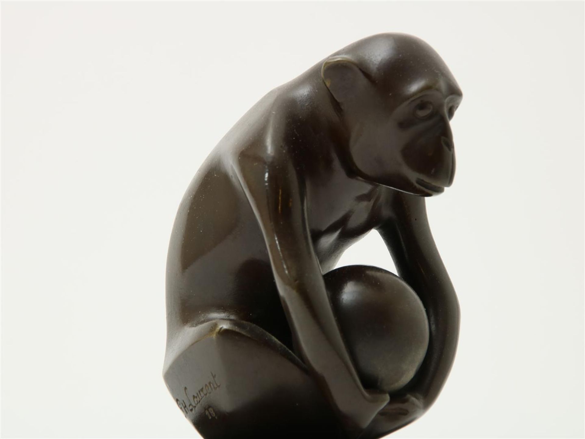 Georges H. Laurent Art-deco monkey with ball, signed, bronze sculpture on marble base, height 21 - Image 4 of 4