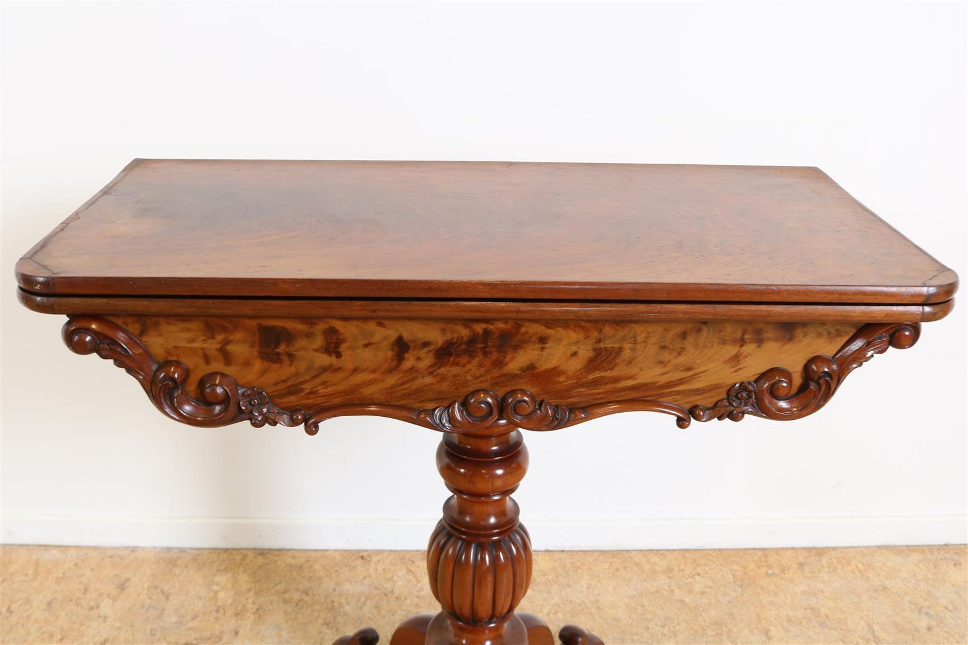 Mahogany gaming table on 4 sprant, 19th century, veneer damage to top, h. 76, w. 82, d. 40 cm. - Image 2 of 6