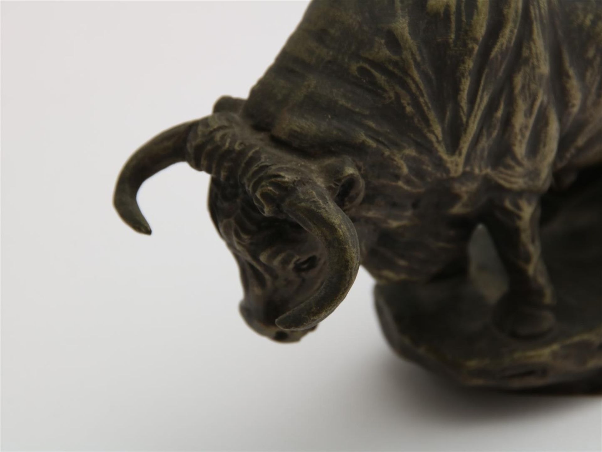 Bronze bison, signed Perrin, ca. 1930, h. 9 cm. - Image 2 of 4