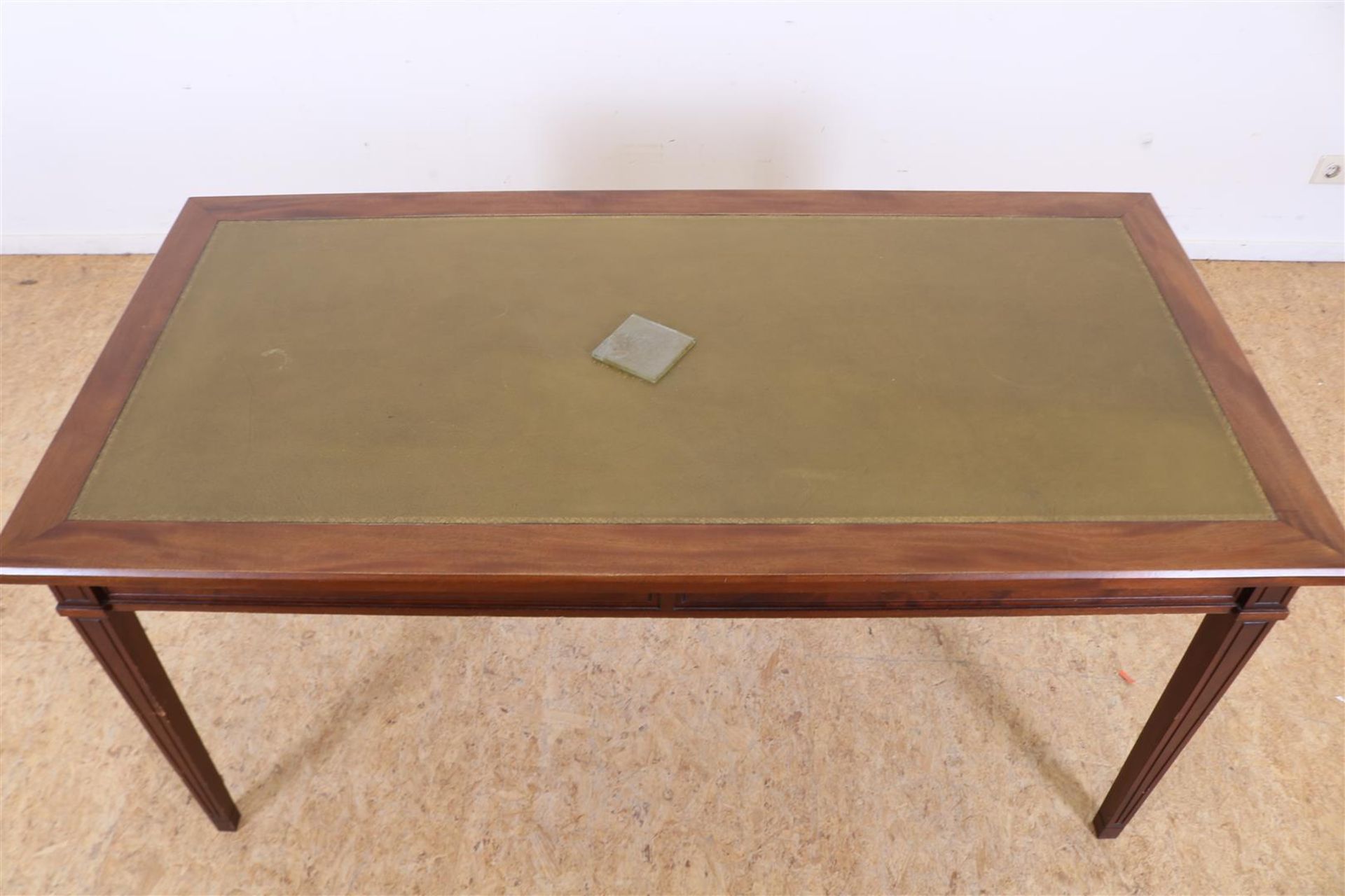 Mahogany desk with green inlaid top on tapered legs, h. 77, w. 160, d. 80 cm. (glass plate glued - Image 2 of 4
