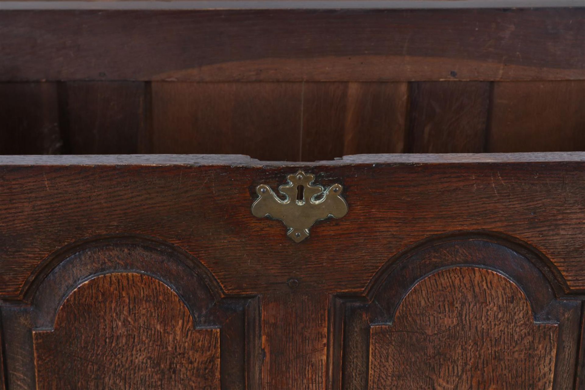 Oak Georgian chest with 4 front panels and 2 drawers with bronze fittings and lock plate, England - Image 3 of 5