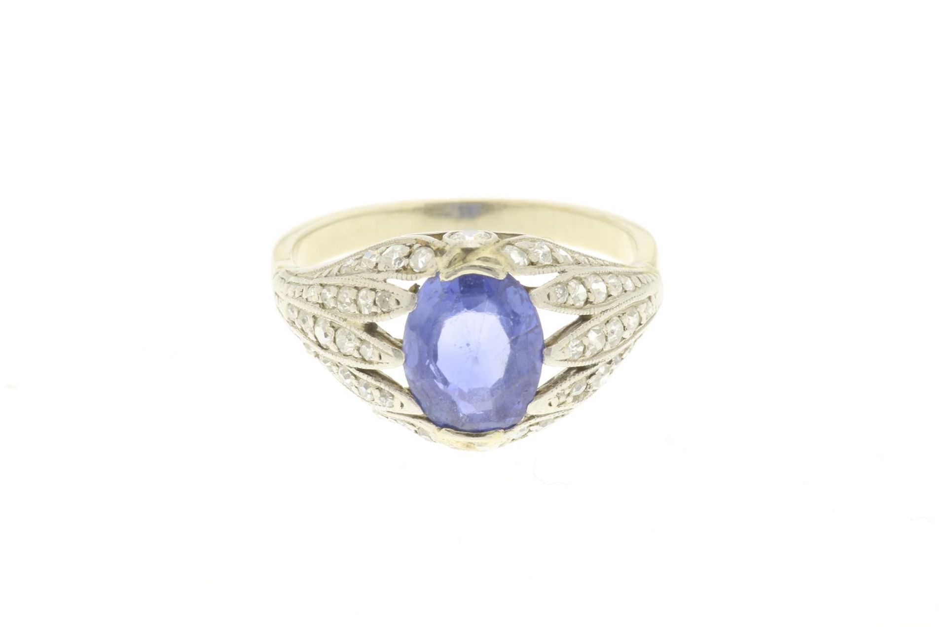 Gold ring set with blue sapphire (Ceylon, approx. 2.00 ct.) and diamonds, 0.10 ct. set, measured and