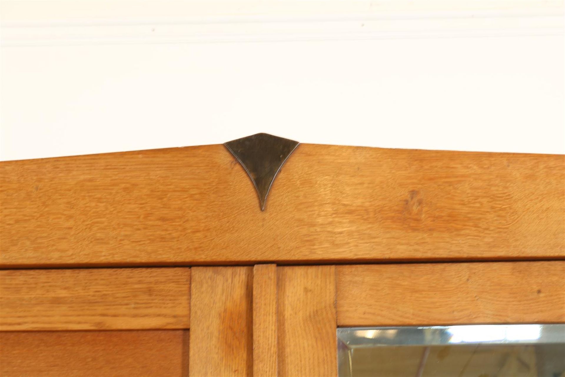 Oak Amsterdam School linen cupboard with cut mirror and panel door and drawer, ca. 1925, h. 203, - Image 3 of 5