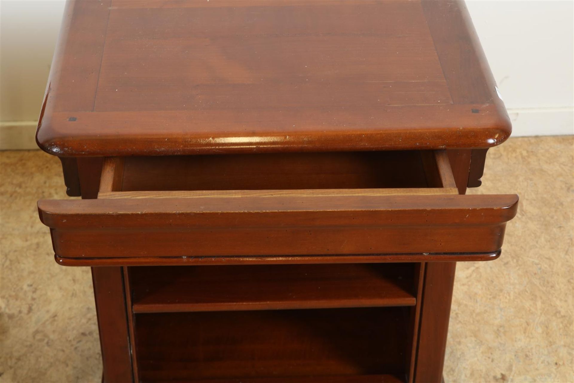 Set of cherry wood veneered bedside tables with drawer, h. 55, w. 53, d. 37 cm. - Image 3 of 3