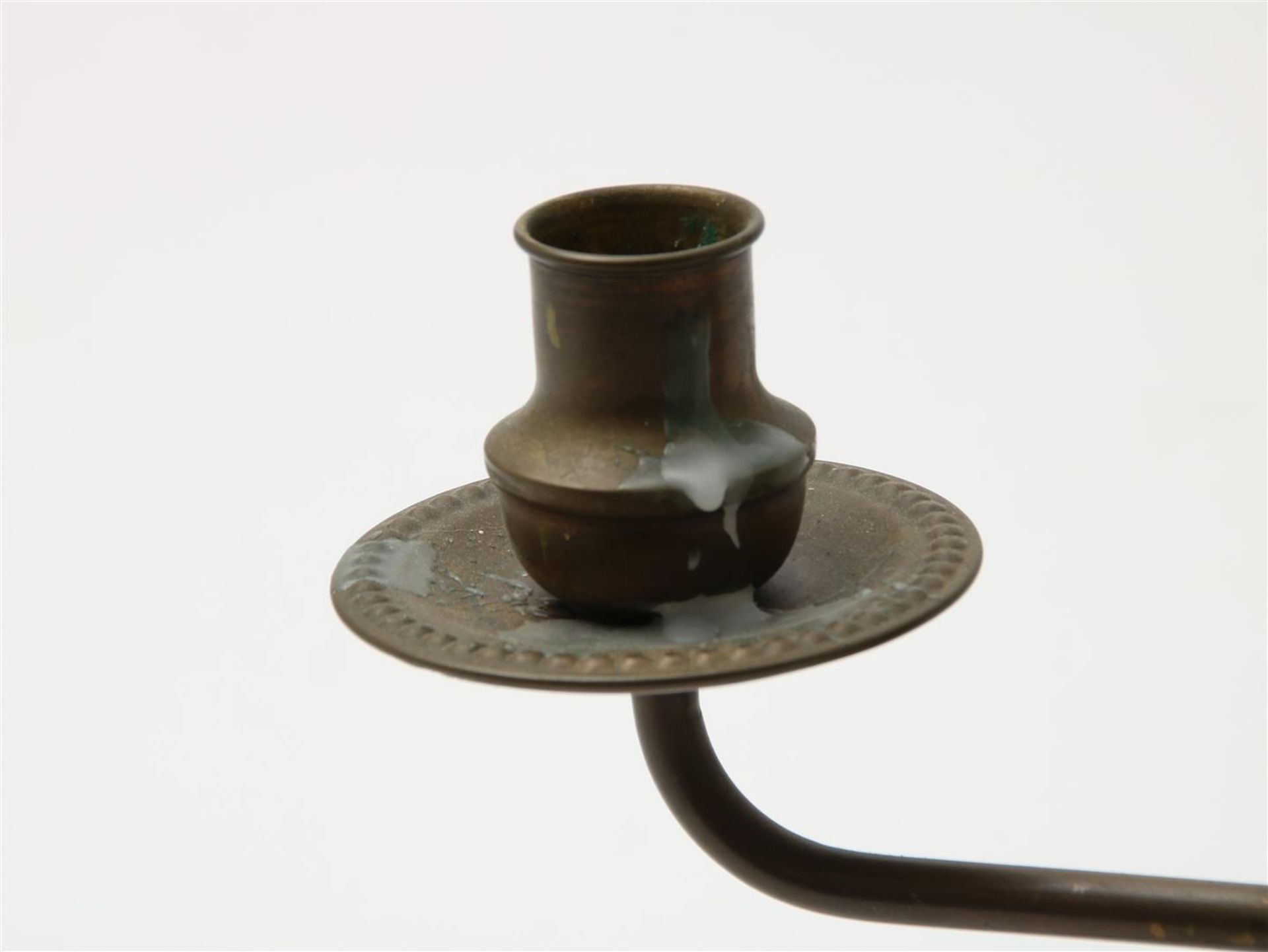 Set of oak Amsterdam school candlesticks in obelisk shape with 2 copper candle holders, ca. 1925, h. - Image 2 of 4