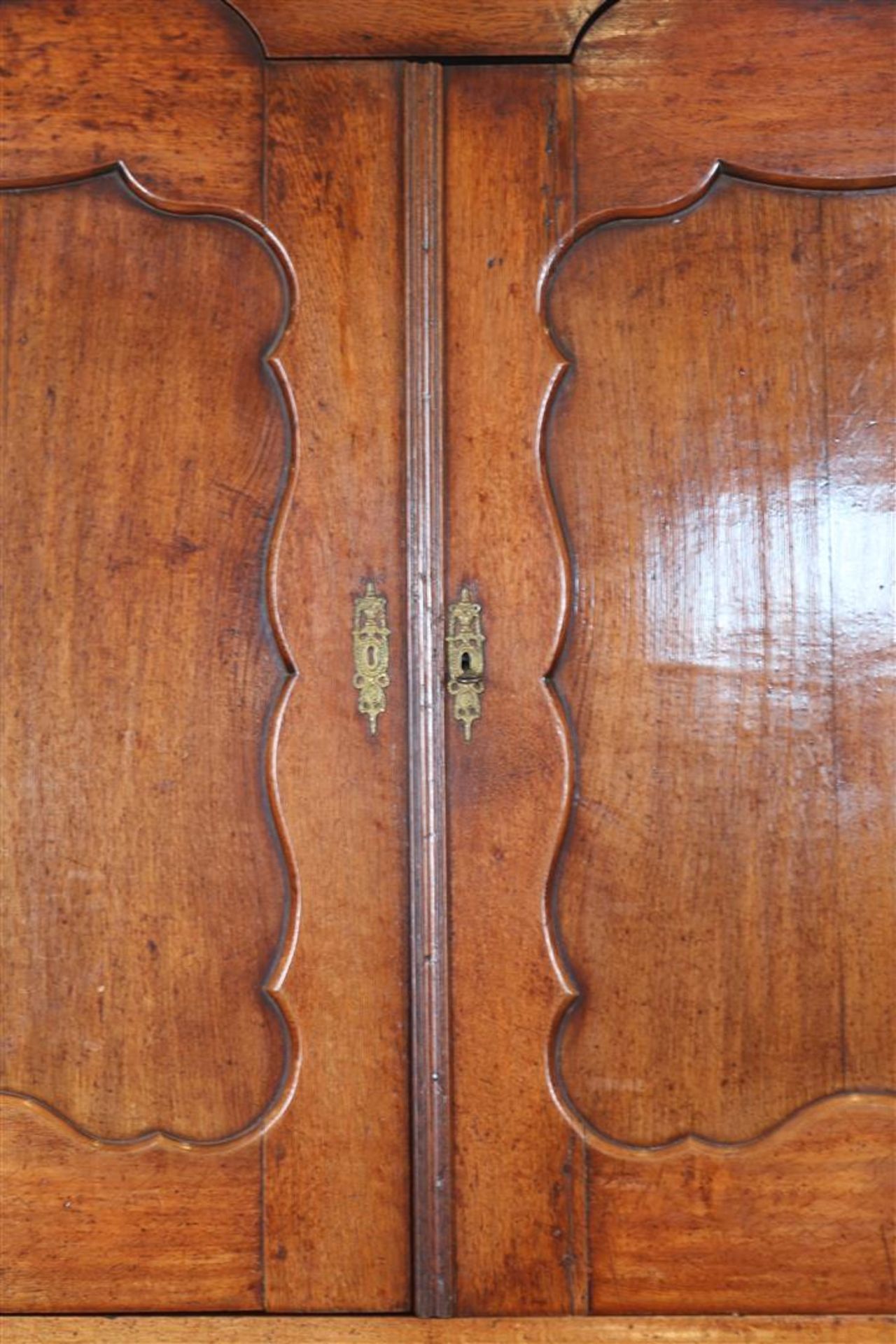 Oak Louis XV cabinet with carved ornament in double curved hood, 2 panel doors on 3 curved drawers - Image 4 of 6