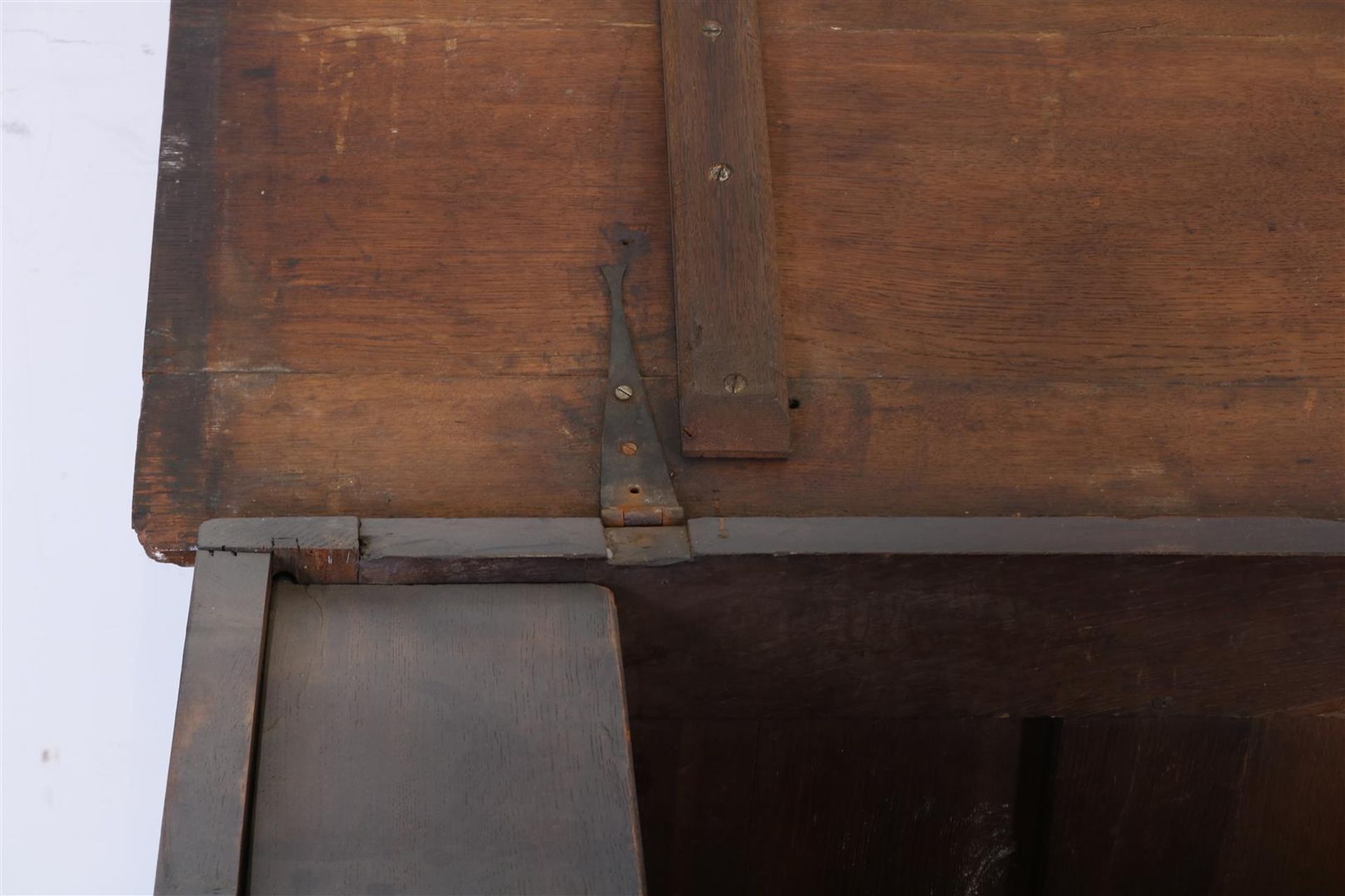 Oak Georgian chest with 4 front panels and 2 drawers with bronze fittings and lock plate, England - Image 5 of 5