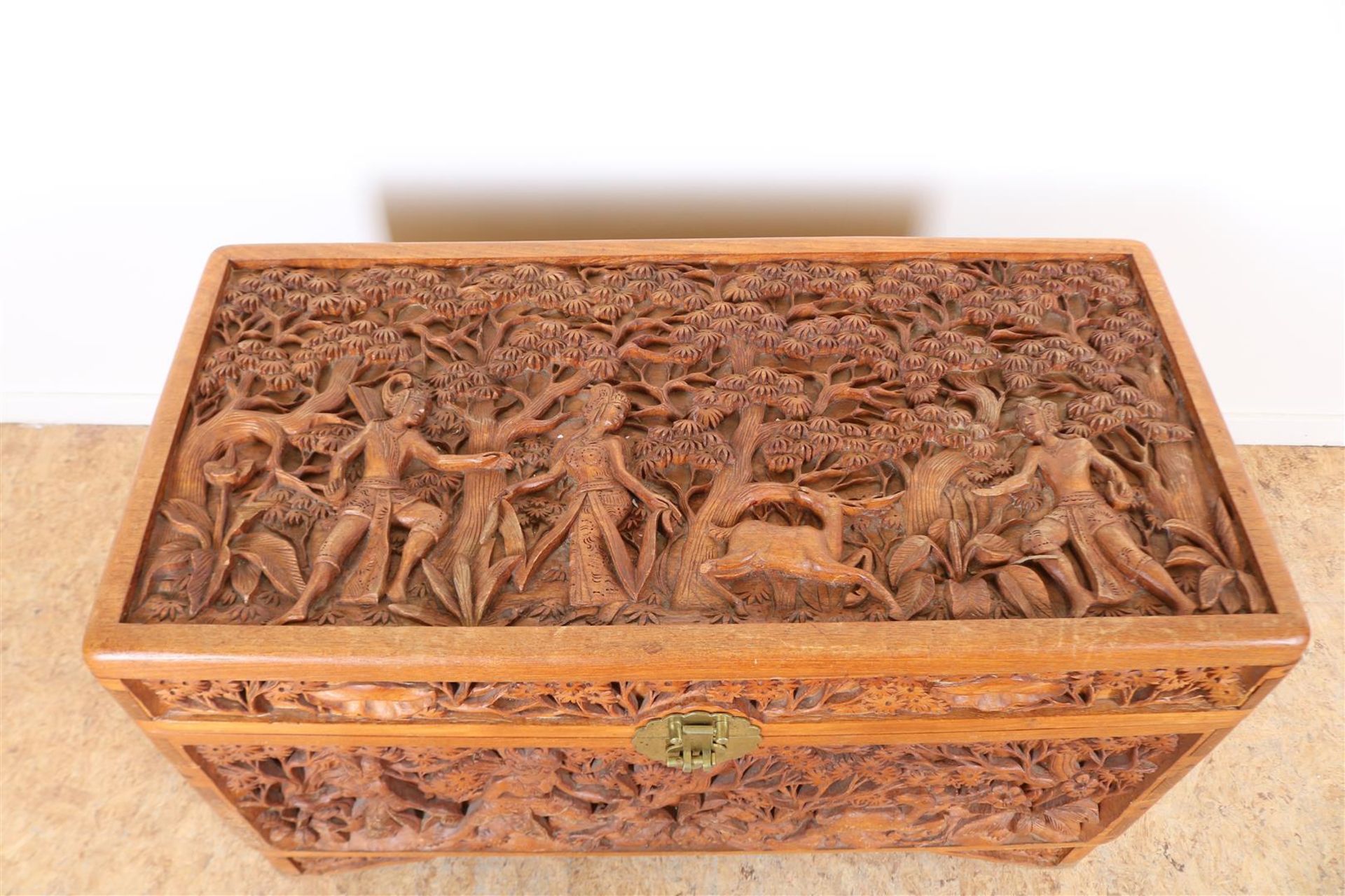 Camphor box with relief carved decor  - Bild 2 aus 4