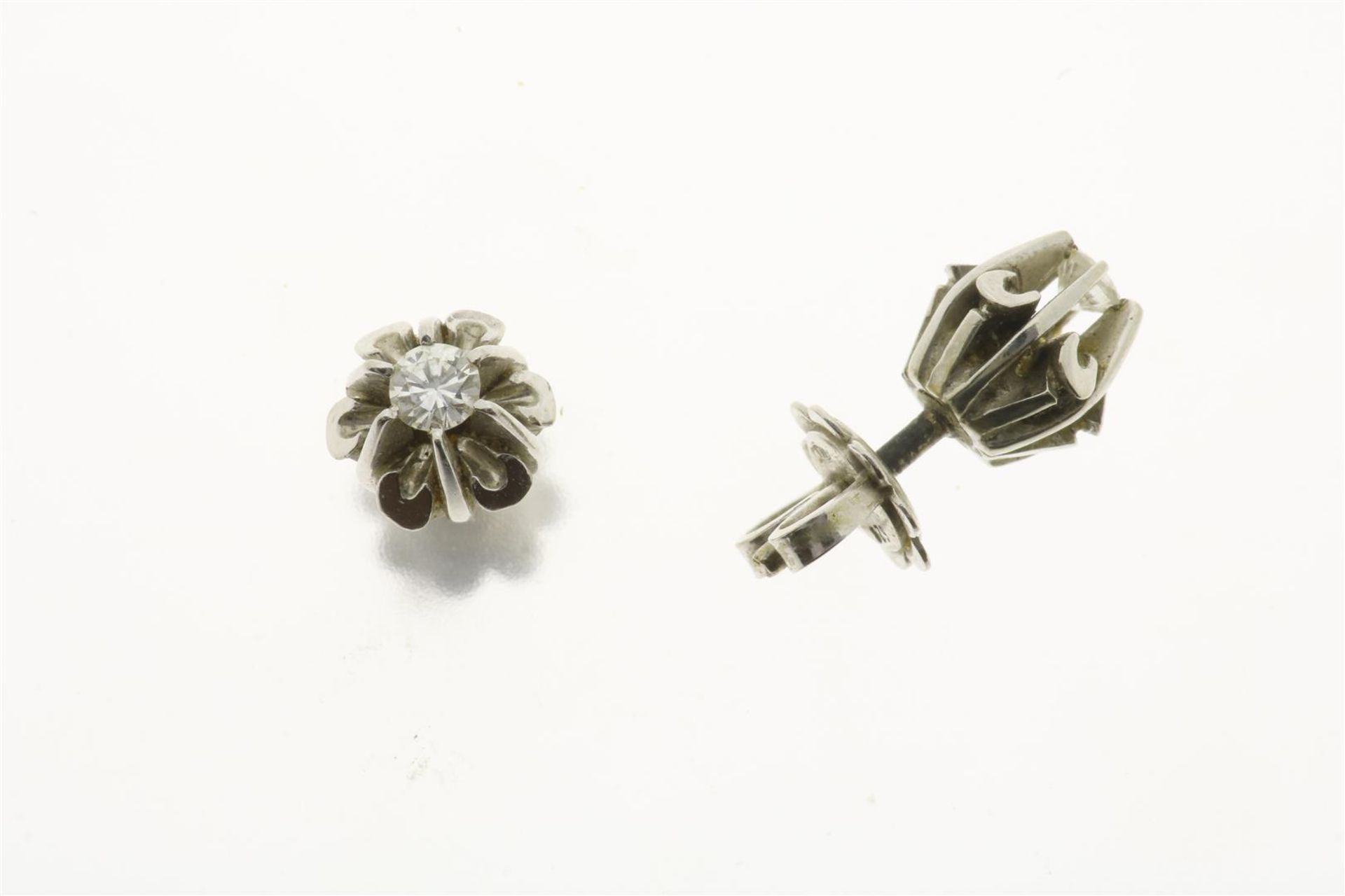 White gold stud earrings set with diamonds, BWG, gross weight 3.3 grams.