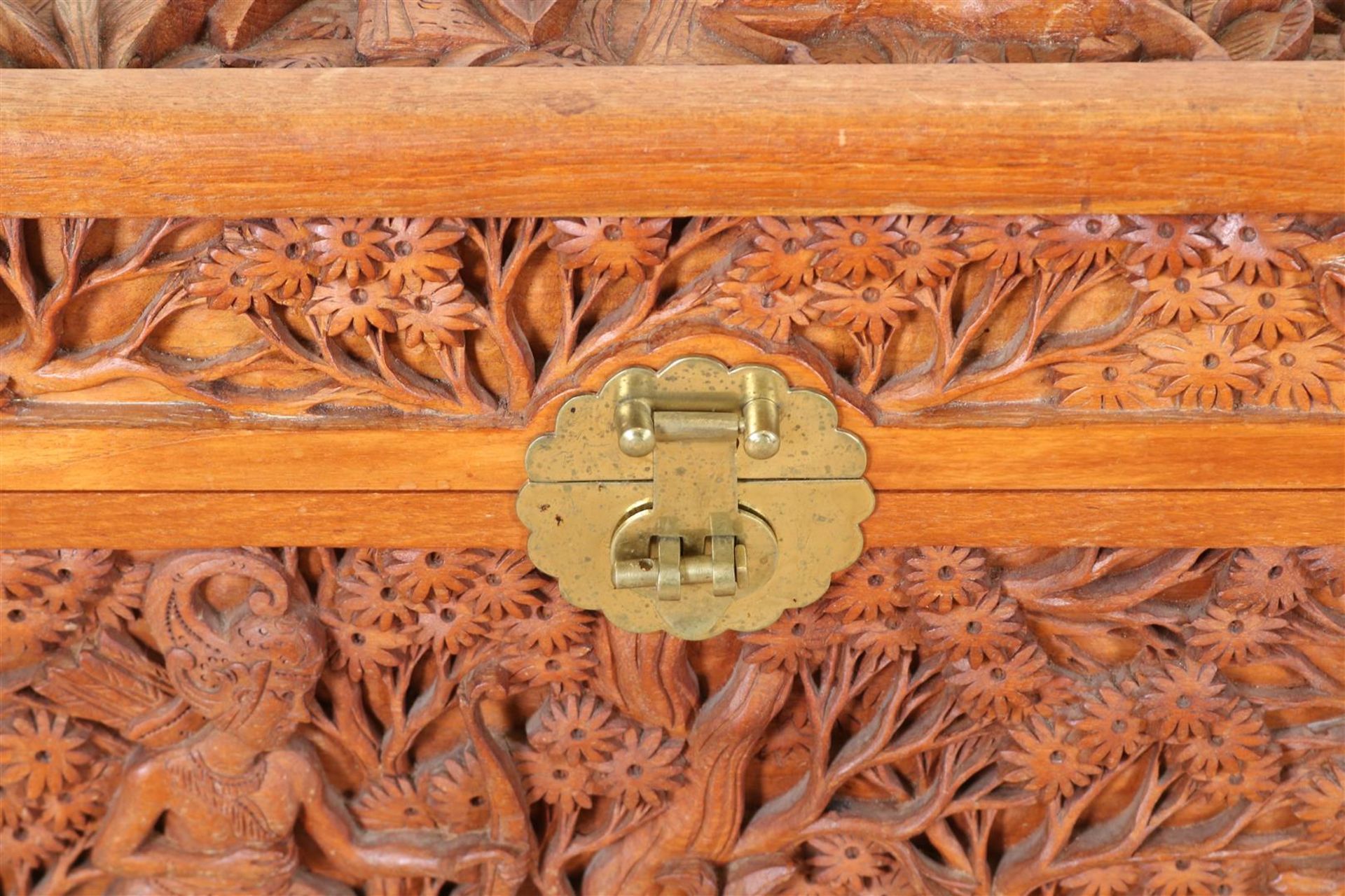 Camphor box with relief carved decor  - Bild 3 aus 4