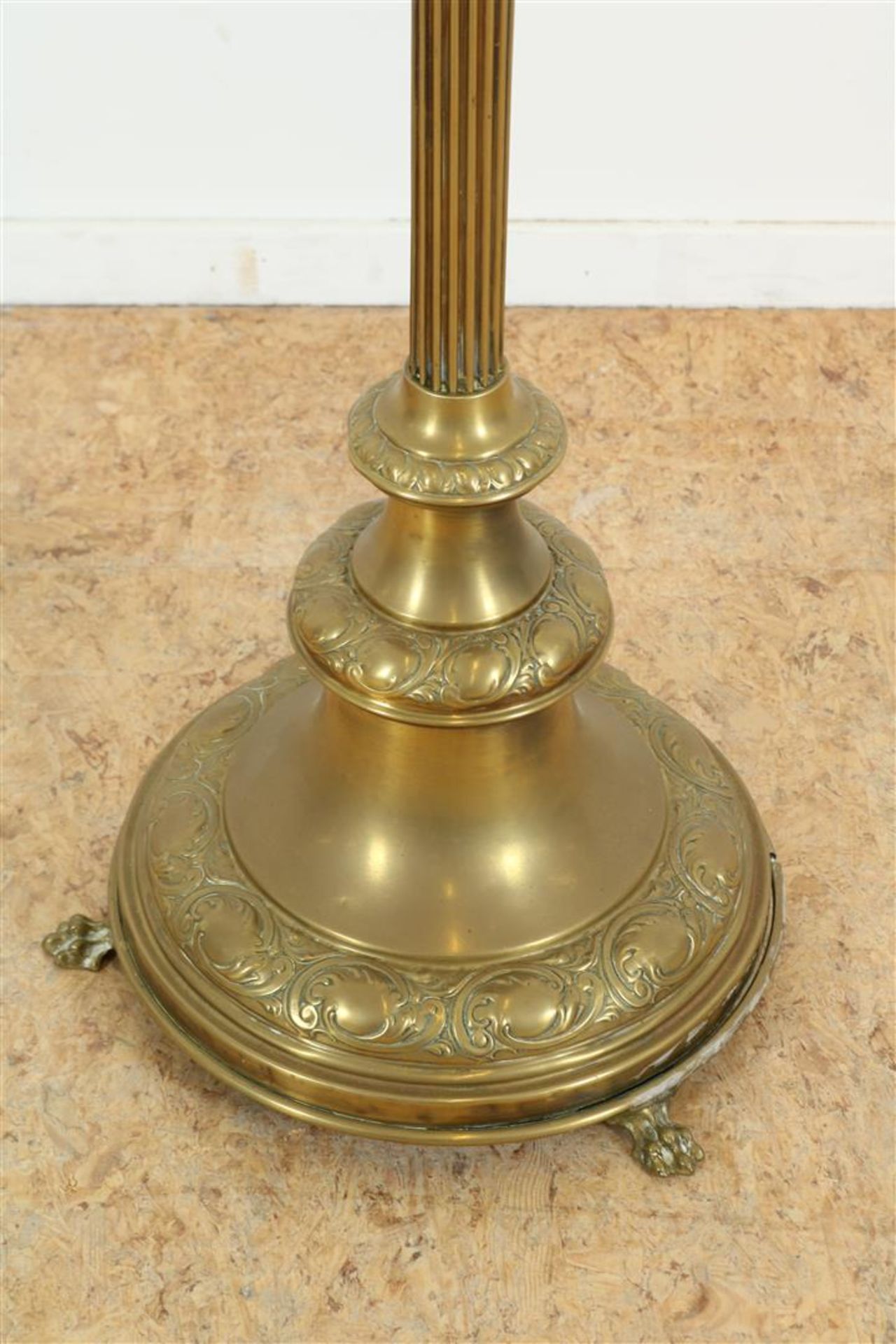 Brass oil lamp converted into a table lamp, circa 1930, 60-80. - Image 4 of 4