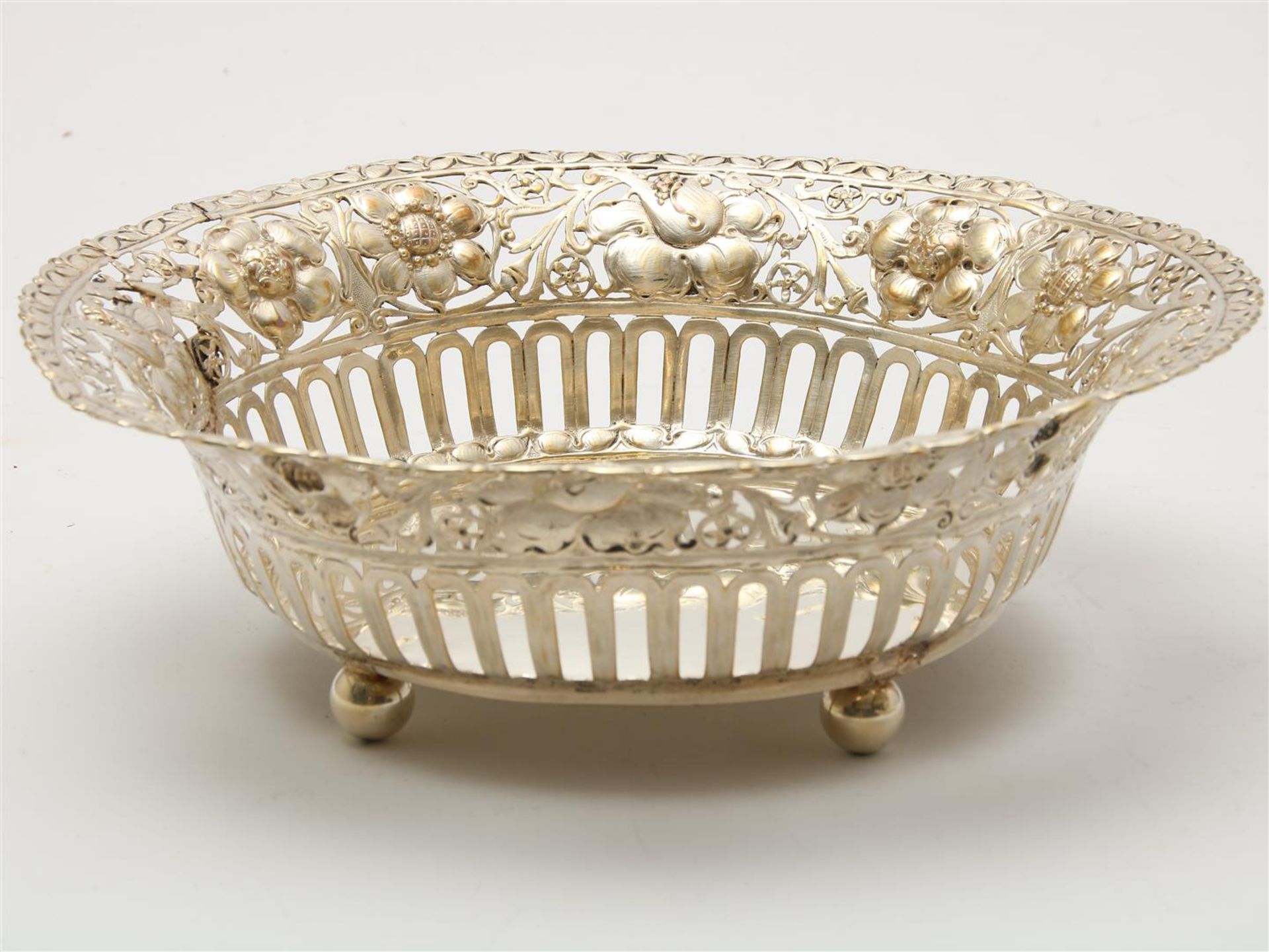 Silver openwork fruit basket, with decor flowers and fruit, on ball feet, grade 800/000 BWG, gross