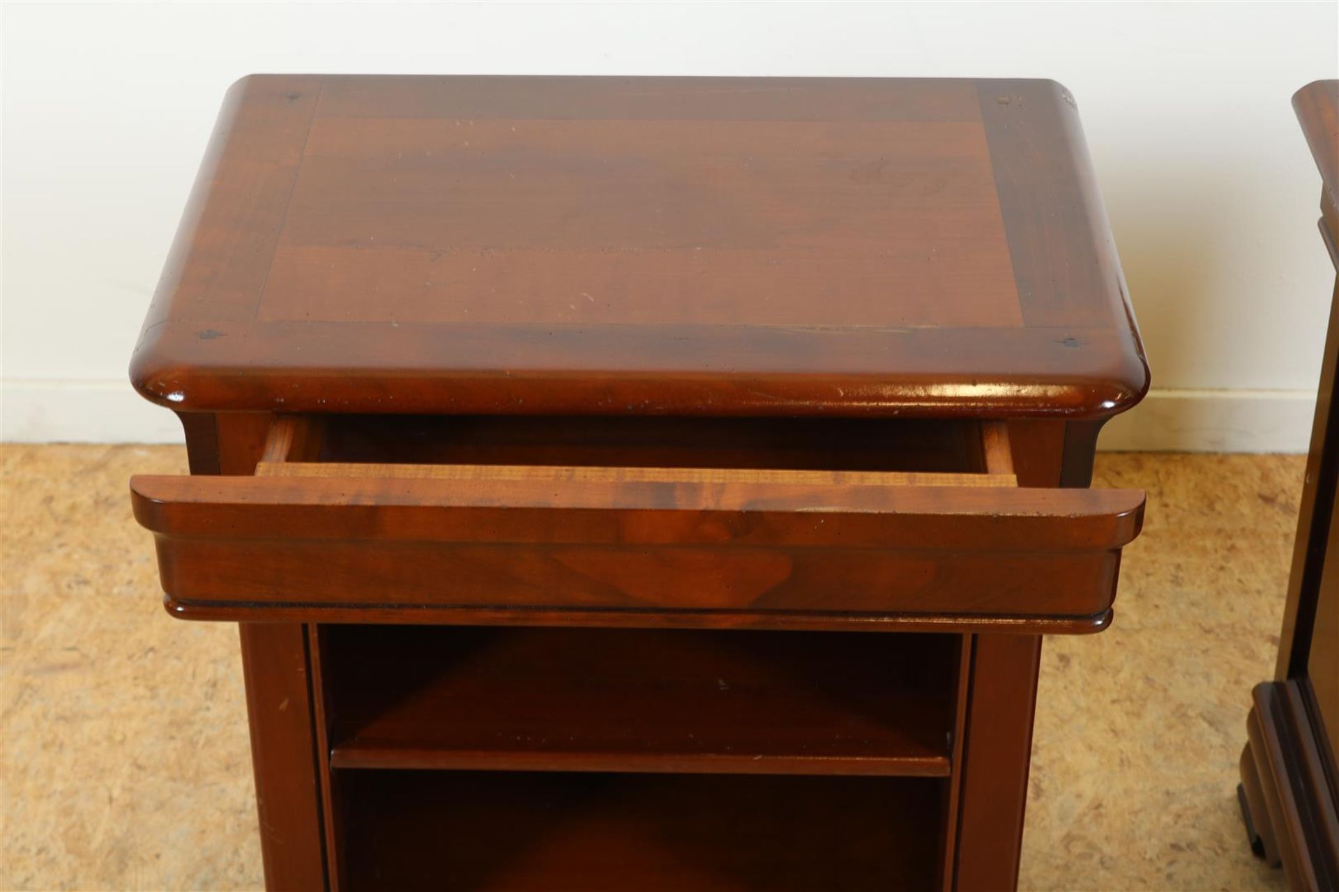 Set of cherry wood veneered bedside tables with drawer, h. 55, w. 53, d. 37 cm. - Image 2 of 3