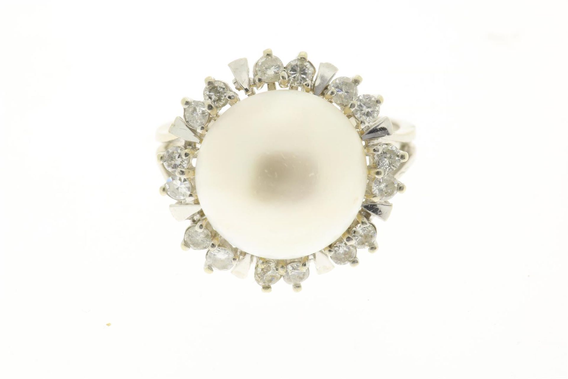 White gold entourage ring set with mabee pearl, diamond brilliant and singlecut, approx. 0.50 ct.